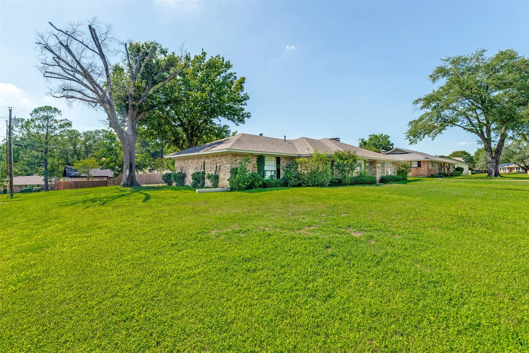 Single Family Residence For Sale in Grayson County , 2500 Brookhaven Drive, Denison, Texas 75020, 4 Bedroom, 3 Bathroom, 2 Garage spaces, 2,656 Sqft, built in 1972, mls#21312580, Real Estate Agent in Denison, Homes For Sale in Grayson county, Homes For Sale in Denison, Realtor in Denison Texas, Real Estate Brokerage Independent Realty Texas, Luminita Cordes Realtor
