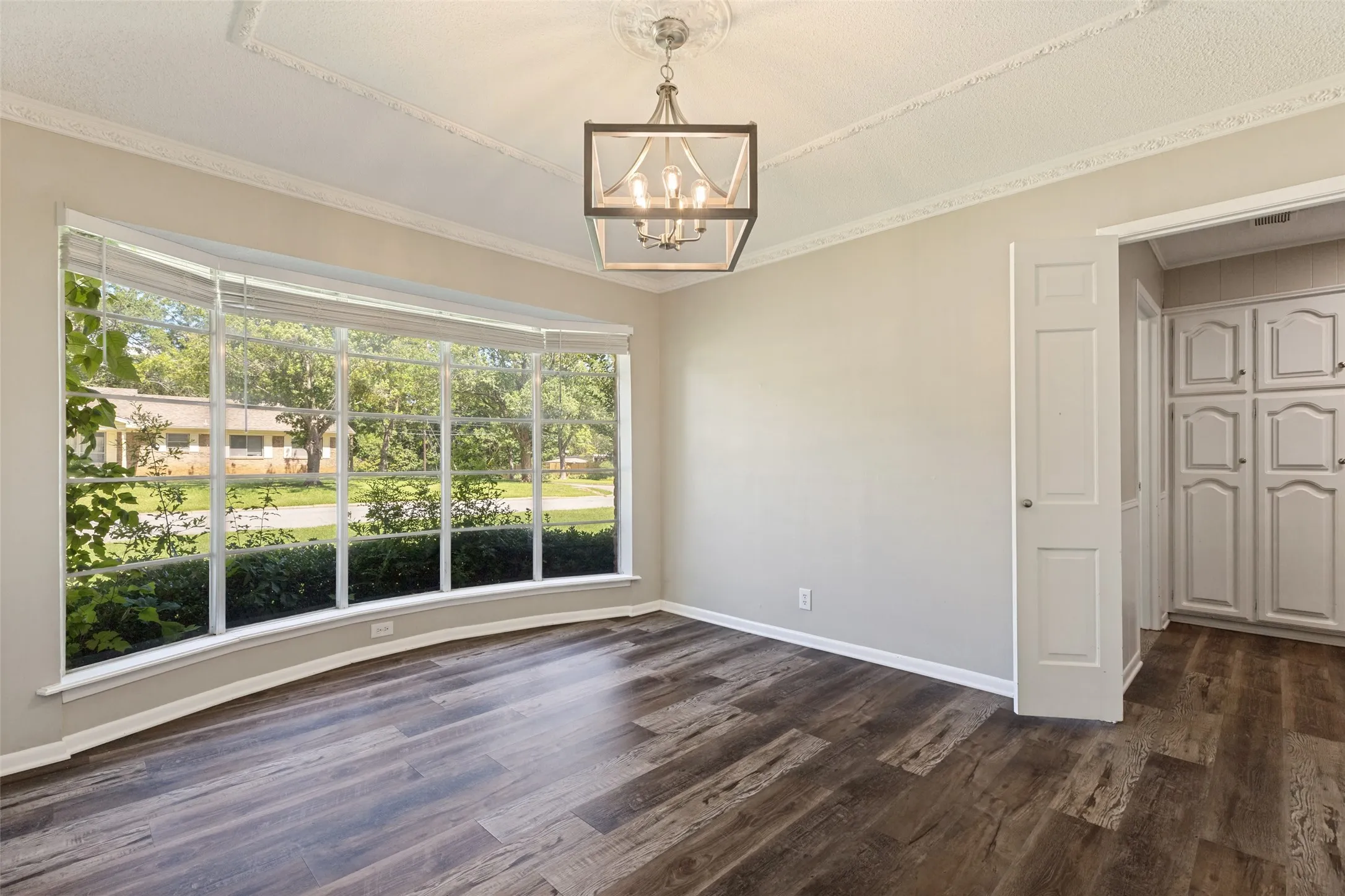 Single Family Residence For Sale in Grayson County , 2500 Brookhaven Drive, Denison, Texas 75020, 4 Bedroom, 3 Bathroom, 2 Garage spaces, 2,656 Sqft, built in 1972, mls#21312580, Real Estate Agent in Denison, Homes For Sale in Grayson county, Homes For Sale in Denison, Realtor in Denison Texas, Real Estate Brokerage Independent Realty Texas, Luminita Cordes Realtor
