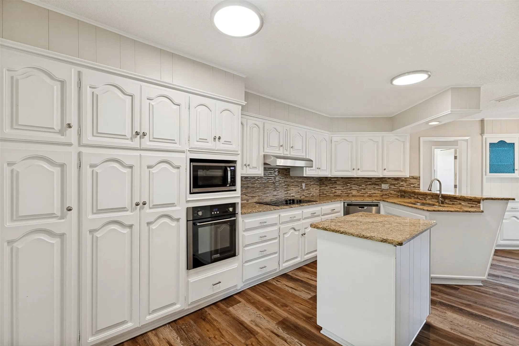 Single Family Residence For Sale in Grayson County , 2500 Brookhaven Drive, Denison, Texas 75020, 4 Bedroom, 3 Bathroom, 2 Garage spaces, 2,656 Sqft, built in 1972, mls#21312580, Real Estate Agent in Denison, Homes For Sale in Grayson county, Homes For Sale in Denison, Realtor in Denison Texas, Real Estate Brokerage Independent Realty Texas, Luminita Cordes Realtor