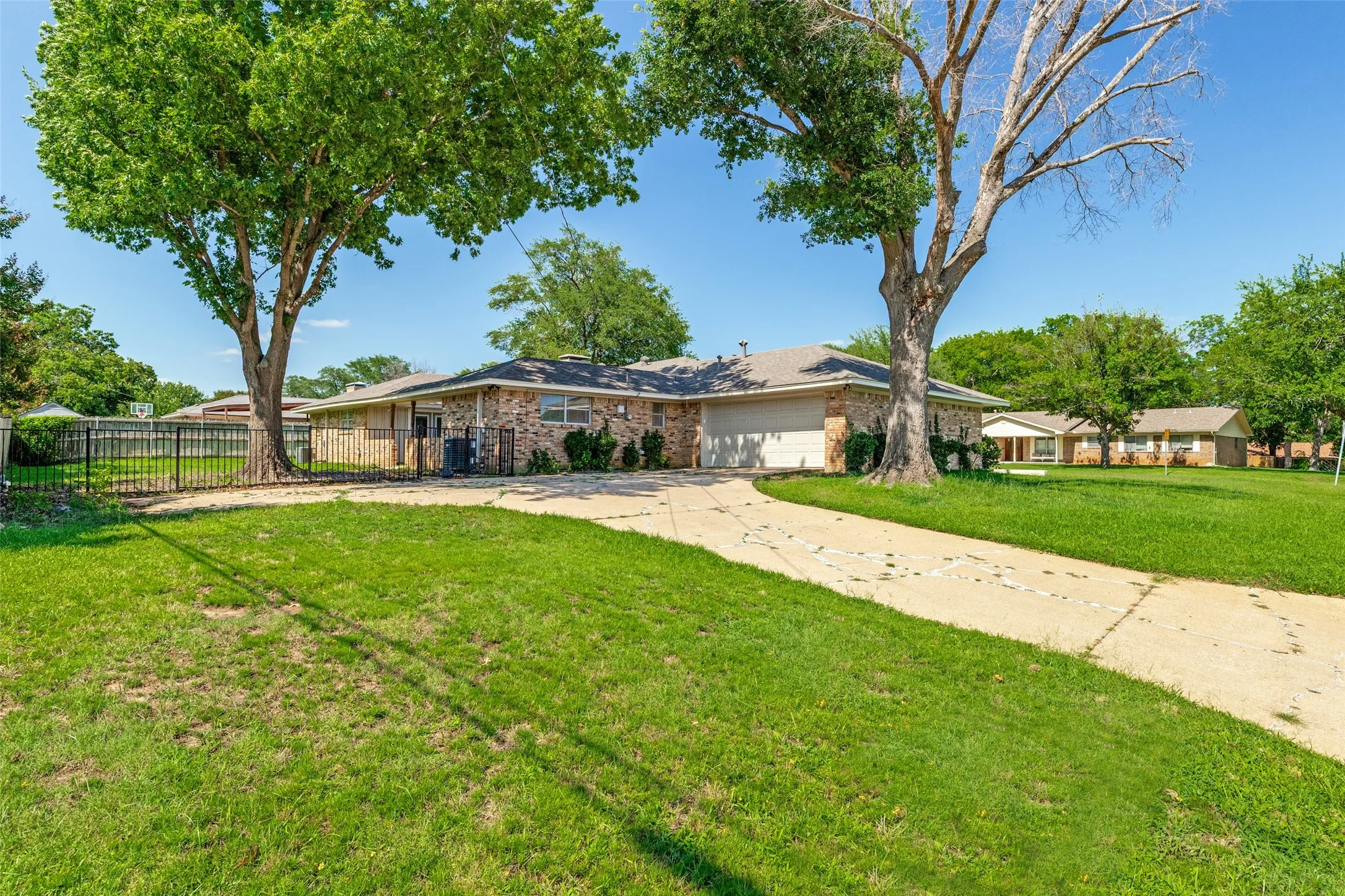 Single Family Residence For Sale in Grayson County , 2500 Brookhaven Drive, Denison, Texas 75020, 4 Bedroom, 3 Bathroom, 2 Garage spaces, 2,656 Sqft, built in 1972, mls#21312580, Real Estate Agent in Denison, Homes For Sale in Grayson county, Homes For Sale in Denison, Realtor in Denison Texas, Real Estate Brokerage Independent Realty Texas, Luminita Cordes Realtor