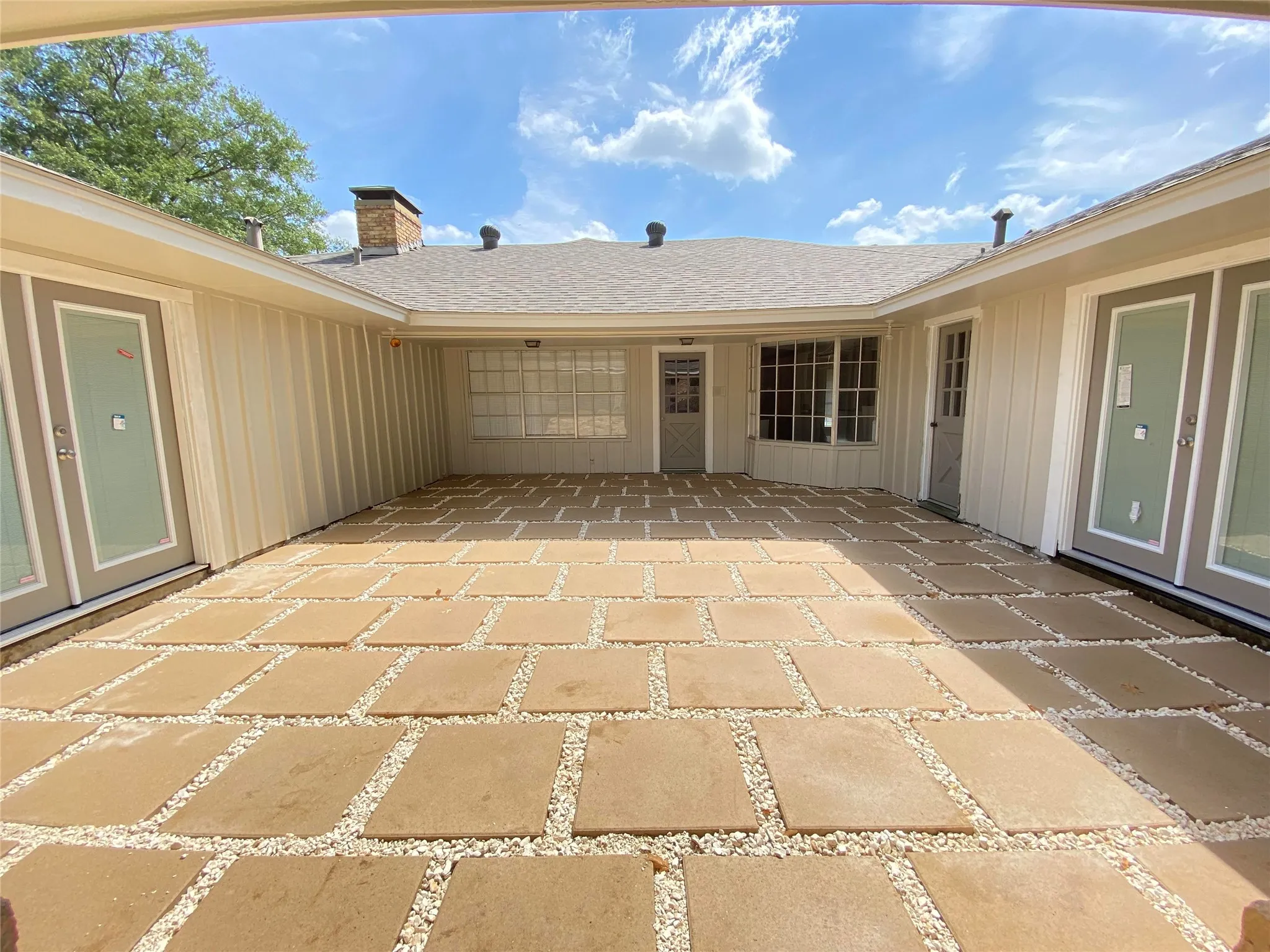 Single Family Residence For Sale in Grayson County , 2500 Brookhaven Drive, Denison, Texas 75020, 4 Bedroom, 3 Bathroom, 2 Garage spaces, 2,656 Sqft, built in 1972, mls#21312580, Real Estate Agent in Denison, Homes For Sale in Grayson county, Homes For Sale in Denison, Realtor in Denison Texas, Real Estate Brokerage Independent Realty Texas, Luminita Cordes Realtor