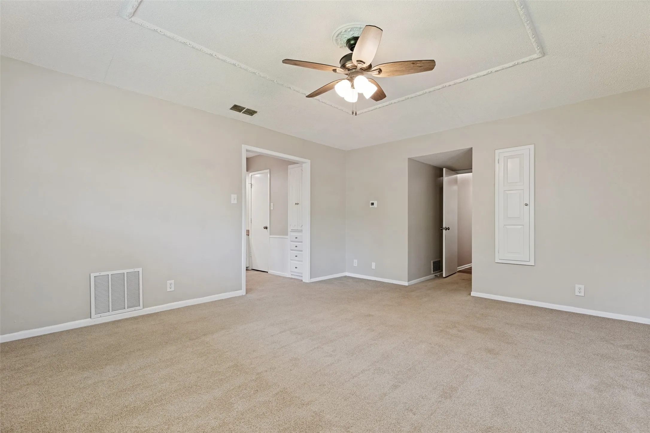Single Family Residence For Sale in Grayson County , 2500 Brookhaven Drive, Denison, Texas 75020, 4 Bedroom, 3 Bathroom, 2 Garage spaces, 2,656 Sqft, built in 1972, mls#21312580, Real Estate Agent in Denison, Homes For Sale in Grayson county, Homes For Sale in Denison, Realtor in Denison Texas, Real Estate Brokerage Independent Realty Texas, Luminita Cordes Realtor