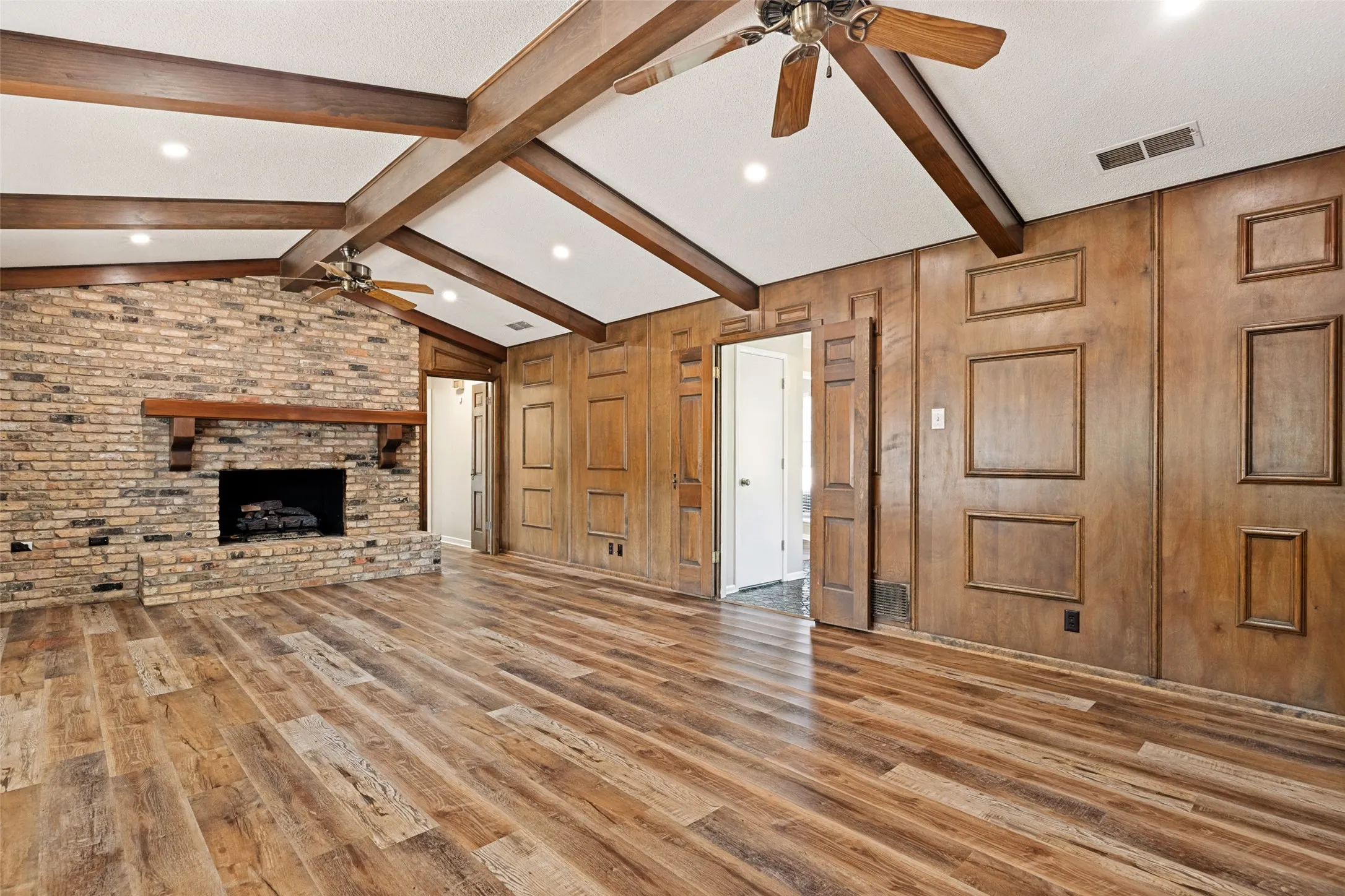 Single Family Residence For Sale in Grayson County , 2500 Brookhaven Drive, Denison, Texas 75020, 4 Bedroom, 3 Bathroom, 2 Garage spaces, 2,656 Sqft, built in 1972, mls#21312580, Real Estate Agent in Denison, Homes For Sale in Grayson county, Homes For Sale in Denison, Realtor in Denison Texas, Real Estate Brokerage Independent Realty Texas, Luminita Cordes Realtor