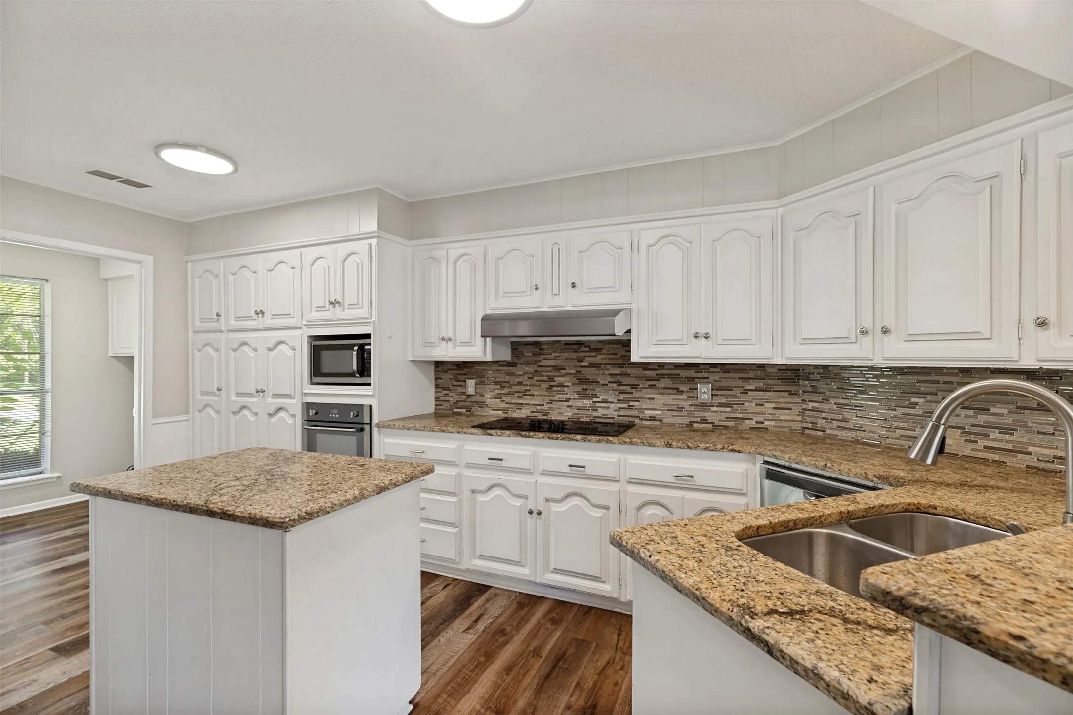Single Family Residence For Sale in Grayson County , 2500 Brookhaven Drive, Denison, Texas 75020, 4 Bedroom, 3 Bathroom, 2 Garage spaces, 2,656 Sqft, built in 1972, mls#21312580, Real Estate Agent in Denison, Homes For Sale in Grayson county, Homes For Sale in Denison, Realtor in Denison Texas, Real Estate Brokerage Independent Realty Texas, Luminita Cordes Realtor