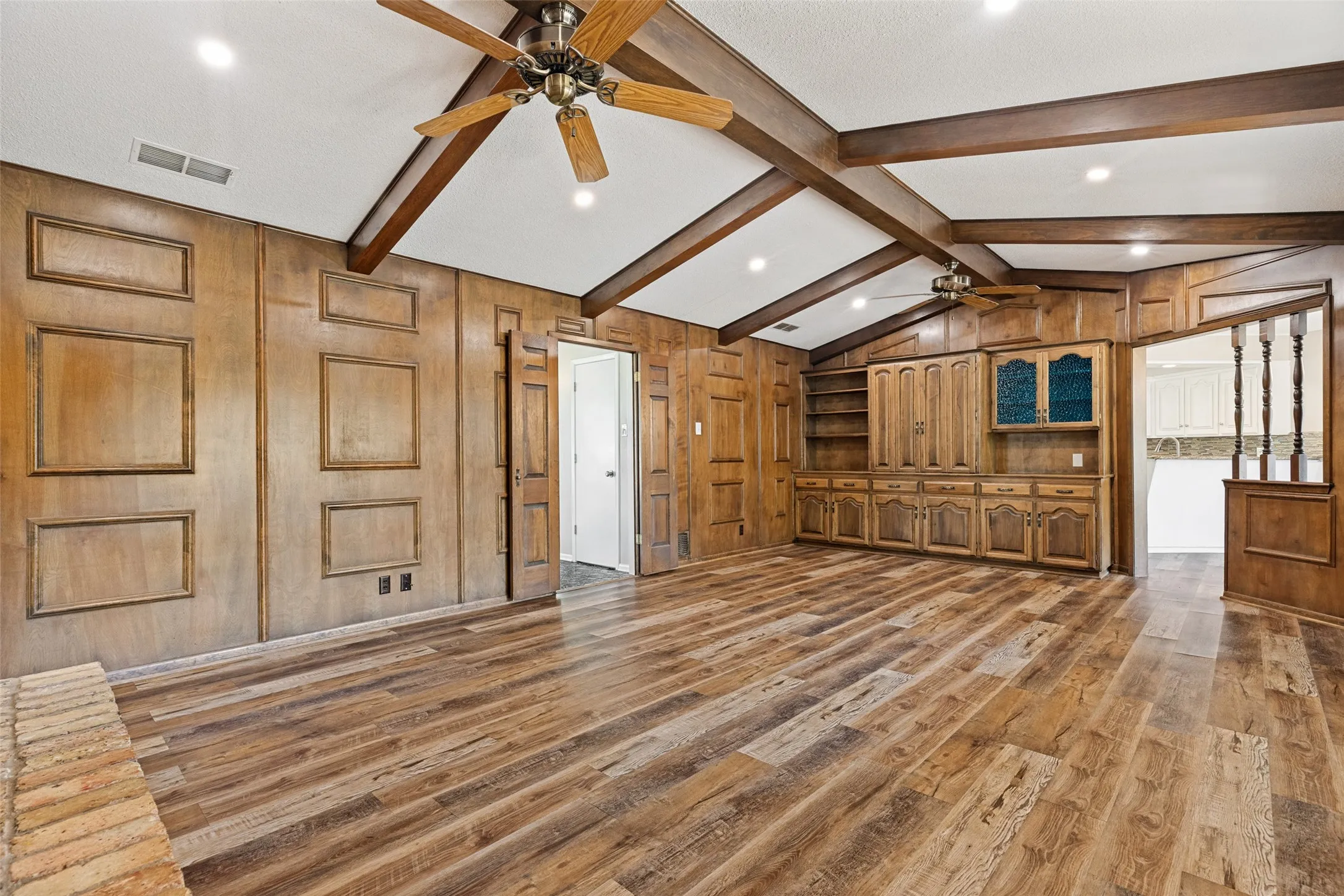 Single Family Residence For Sale in Grayson County , 2500 Brookhaven Drive, Denison, Texas 75020, 4 Bedroom, 3 Bathroom, 2 Garage spaces, 2,656 Sqft, built in 1972, mls#21312580, Real Estate Agent in Denison, Homes For Sale in Grayson county, Homes For Sale in Denison, Realtor in Denison Texas, Real Estate Brokerage Independent Realty Texas, Luminita Cordes Realtor