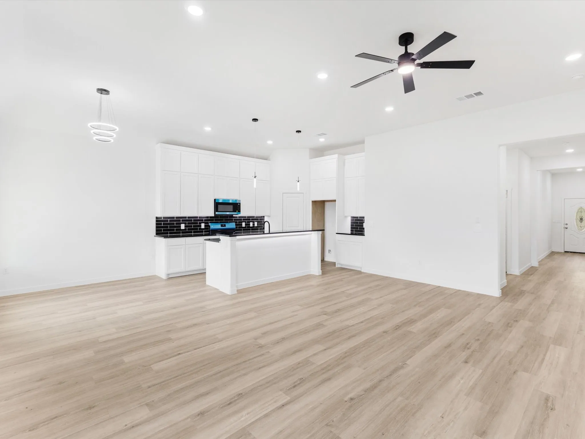 Single Family Residence For Sale in Kaufman County , 112 Miller Road, Kemp, Texas 75143, 4 Bedroom, 3 Bathroom, 2 Garage spaces, 1,942 Sqft, built in 2024, mls#21311757, Real Estate Agent in Kemp, Homes For Sale in Kaufman county, Homes For Sale in Kemp, Realtor in Kemp Texas, Real Estate Brokerage Independent Realty Texas, Luminita Cordes Realtor
