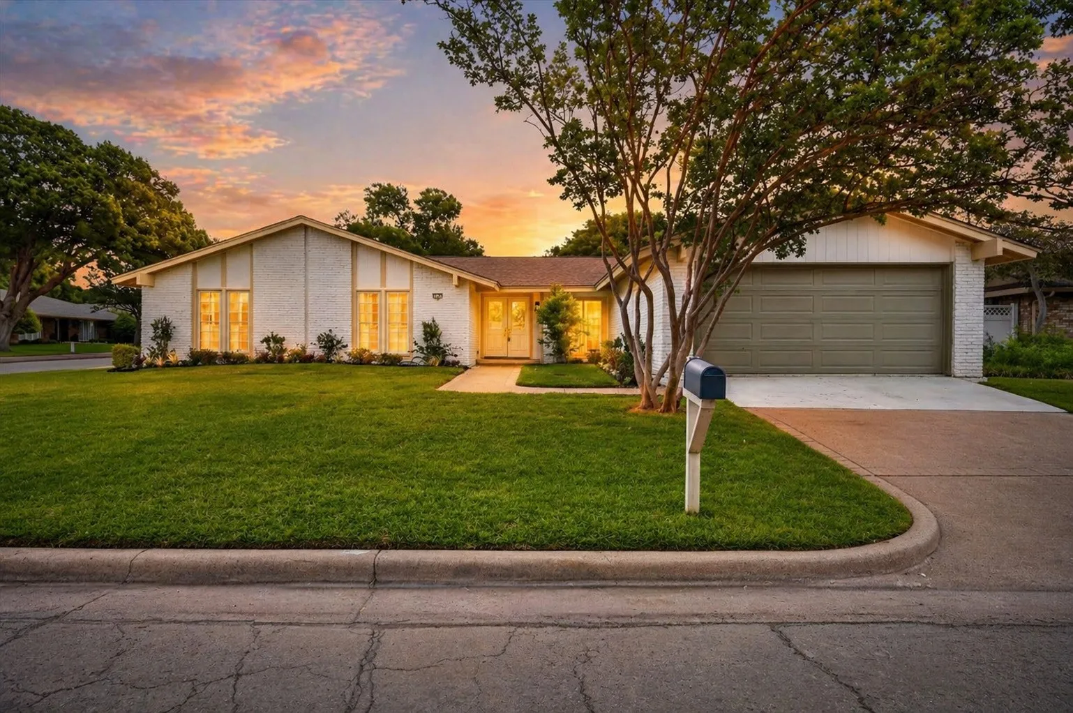 Single Family Residence For Sale in Dallas County , 15745 Havenrock Circle, Dallas, Texas 75248, 4 Bedroom, 3 Bathroom, 2 Garage spaces, 2,447 Sqft, built in 1970, mls#21306064, Real Estate Agent in Dallas, Homes For Sale in Dallas county, Homes For Sale in Dallas, Realtor in Dallas Texas, Real Estate Brokerage Independent Realty Texas, Luminita Cordes Realtor