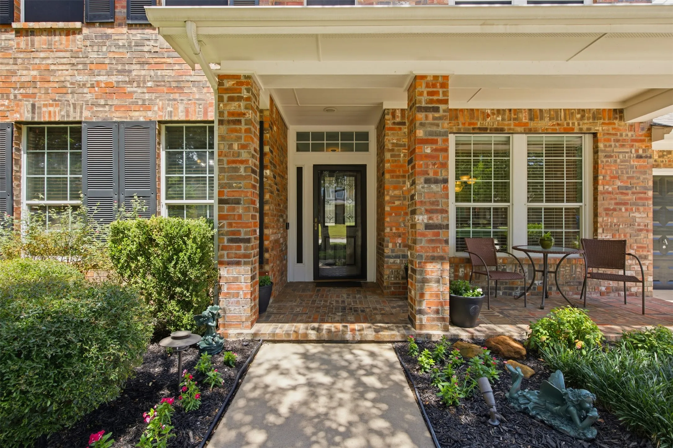 Welcome to the beautiful 952 Water Oak!