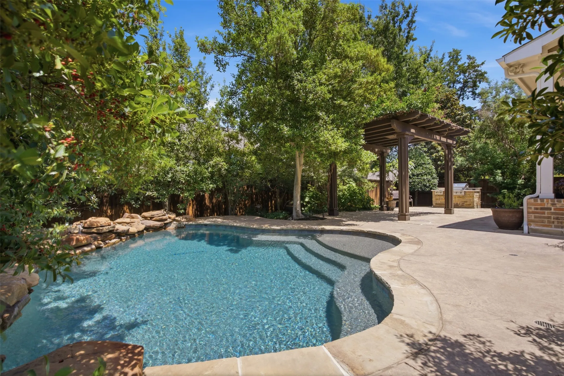Welcome to the beautiful 952 Water Oak!