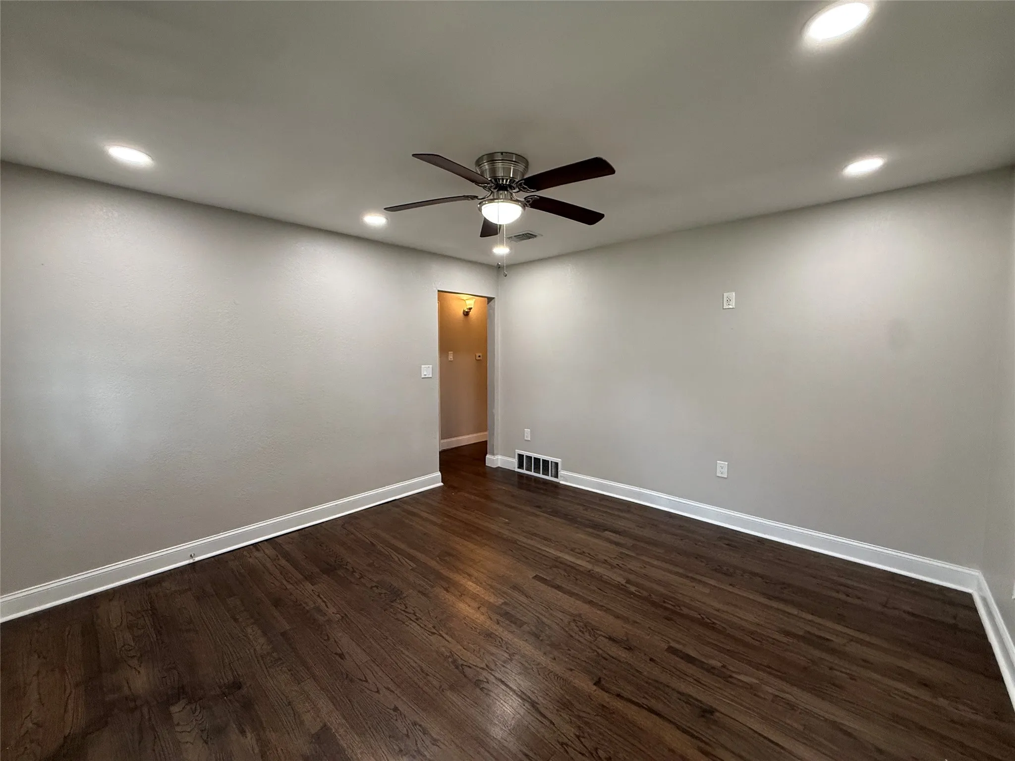 Single Family Residence For Rent in Dallas County , 10403 Sandra Lynn Drive, Dallas, Texas 75228, 3 Bedroom, 2 Bathroom, Garage spaces, 1,492 Sqft, built in 1955, mls#21312596, Real Estate Agent in Dallas, Homes For Rent in Dallas county, Homes For Rent in Dallas, Realtor in Dallas Texas, Real Estate Brokerage Independent Realty Texas, Luminita Cordes Realtor