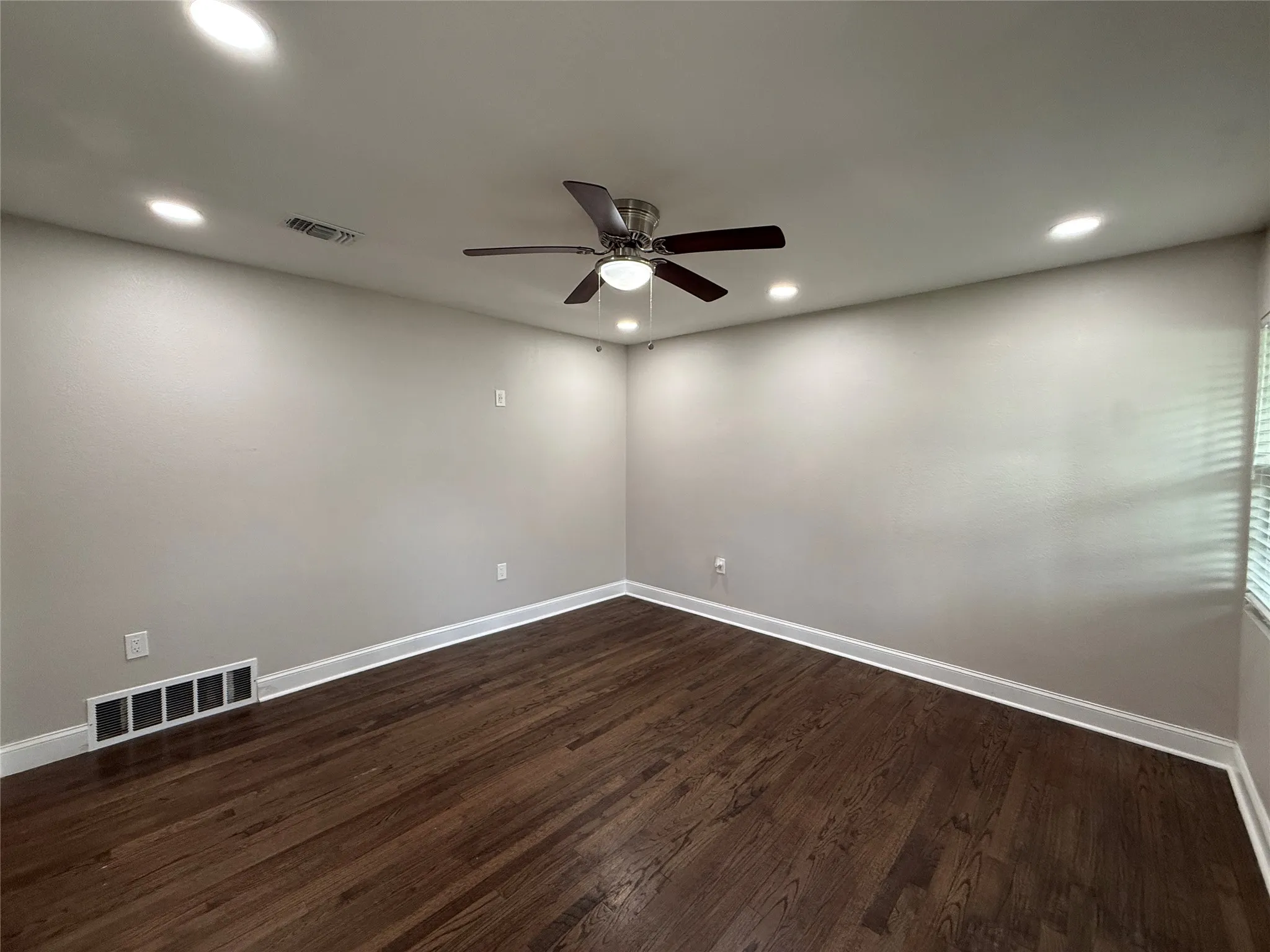 Single Family Residence For Rent in Dallas County , 10403 Sandra Lynn Drive, Dallas, Texas 75228, 3 Bedroom, 2 Bathroom, Garage spaces, 1,492 Sqft, built in 1955, mls#21312596, Real Estate Agent in Dallas, Homes For Rent in Dallas county, Homes For Rent in Dallas, Realtor in Dallas Texas, Real Estate Brokerage Independent Realty Texas, Luminita Cordes Realtor