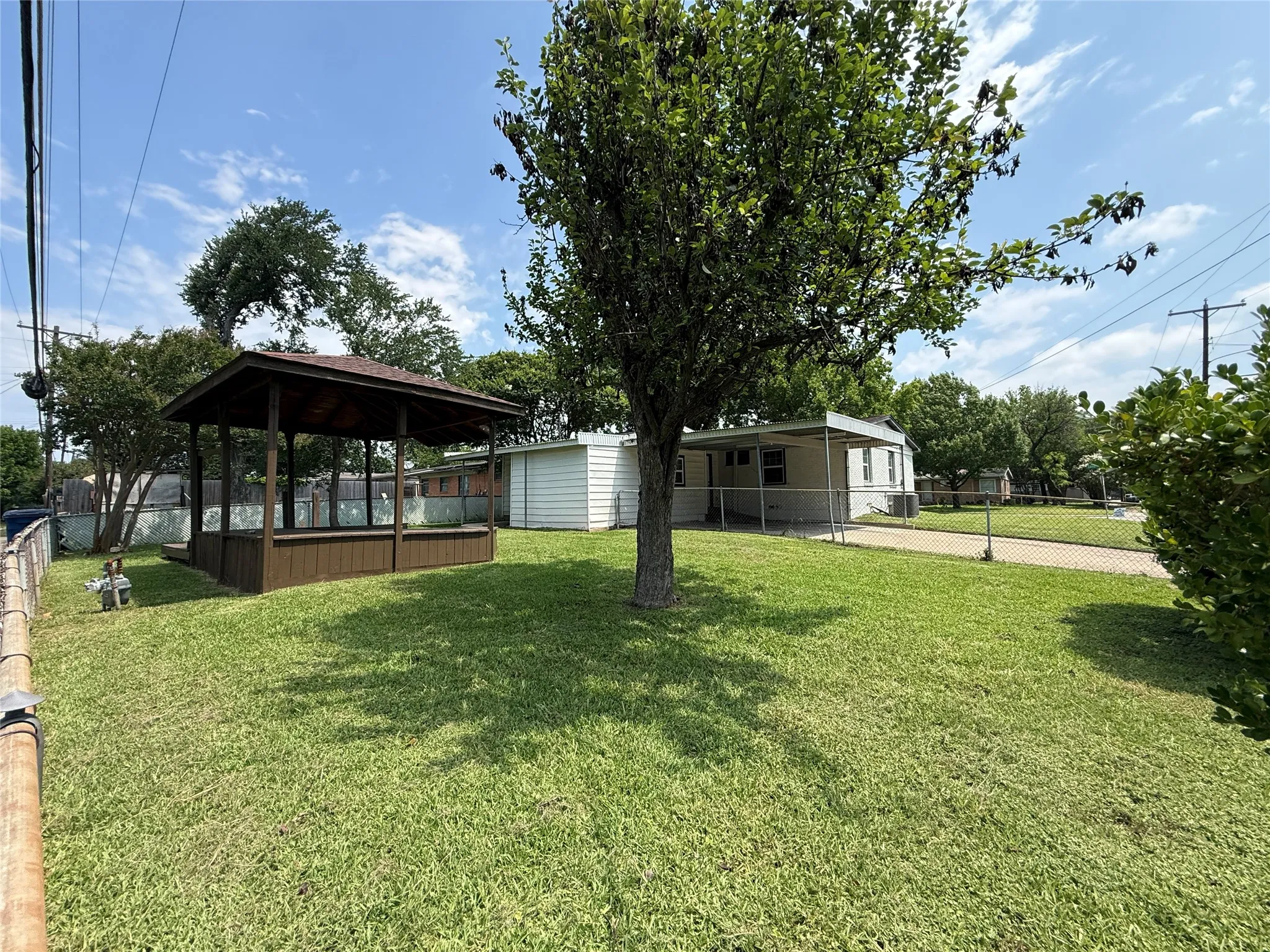 Single Family Residence For Rent in Dallas County , 10403 Sandra Lynn Drive, Dallas, Texas 75228, 3 Bedroom, 2 Bathroom, Garage spaces, 1,492 Sqft, built in 1955, mls#21312596, Real Estate Agent in Dallas, Homes For Rent in Dallas county, Homes For Rent in Dallas, Realtor in Dallas Texas, Real Estate Brokerage Independent Realty Texas, Luminita Cordes Realtor