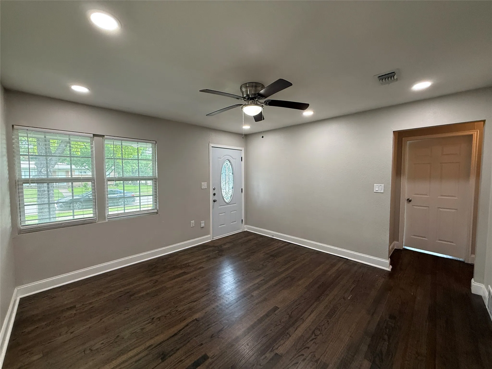 Single Family Residence For Rent in Dallas County , 10403 Sandra Lynn Drive, Dallas, Texas 75228, 3 Bedroom, 2 Bathroom, Garage spaces, 1,492 Sqft, built in 1955, mls#21312596, Real Estate Agent in Dallas, Homes For Rent in Dallas county, Homes For Rent in Dallas, Realtor in Dallas Texas, Real Estate Brokerage Independent Realty Texas, Luminita Cordes Realtor