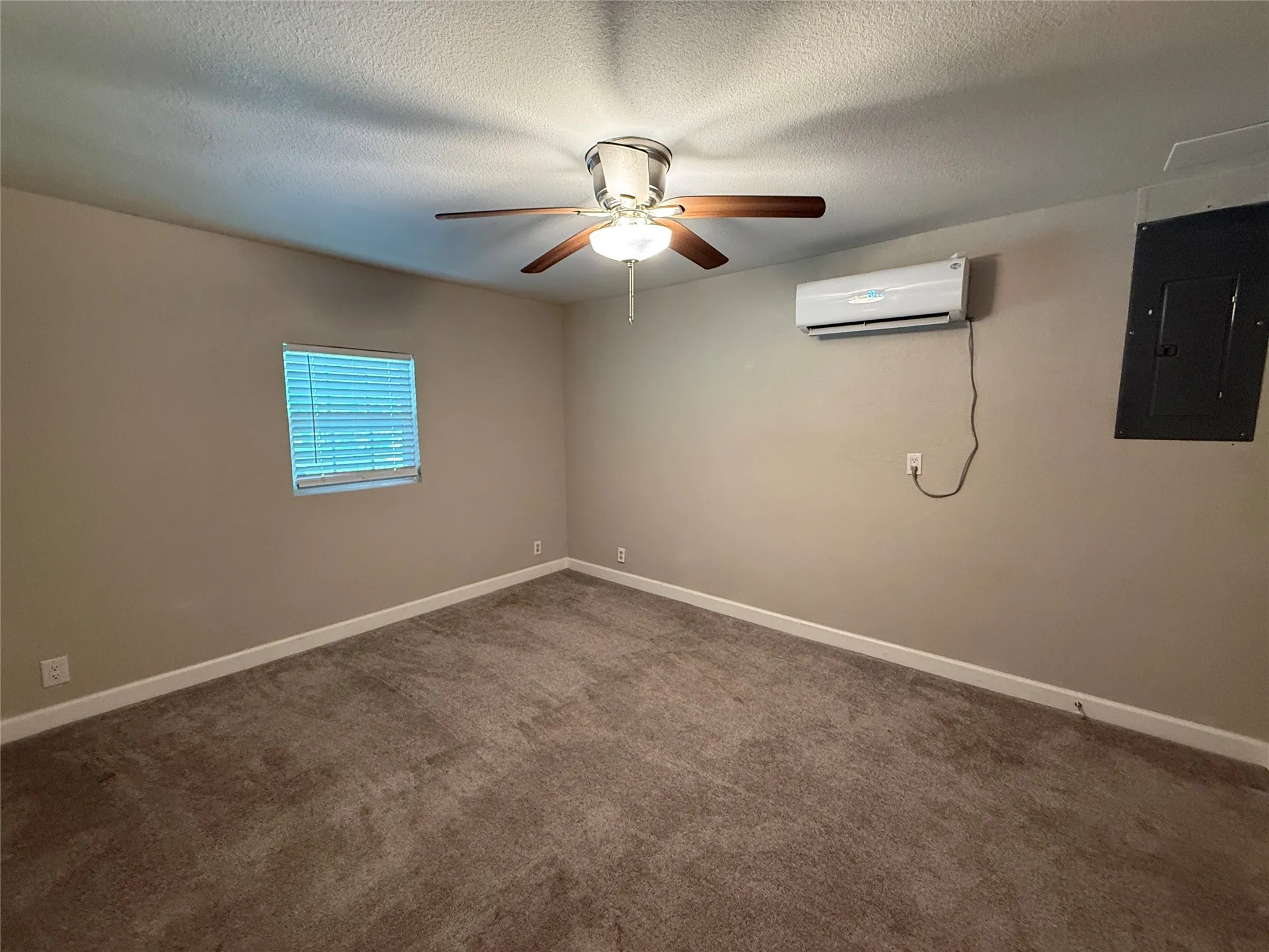 Single Family Residence For Rent in Dallas County , 10403 Sandra Lynn Drive, Dallas, Texas 75228, 3 Bedroom, 2 Bathroom, Garage spaces, 1,492 Sqft, built in 1955, mls#21312596, Real Estate Agent in Dallas, Homes For Rent in Dallas county, Homes For Rent in Dallas, Realtor in Dallas Texas, Real Estate Brokerage Independent Realty Texas, Luminita Cordes Realtor
