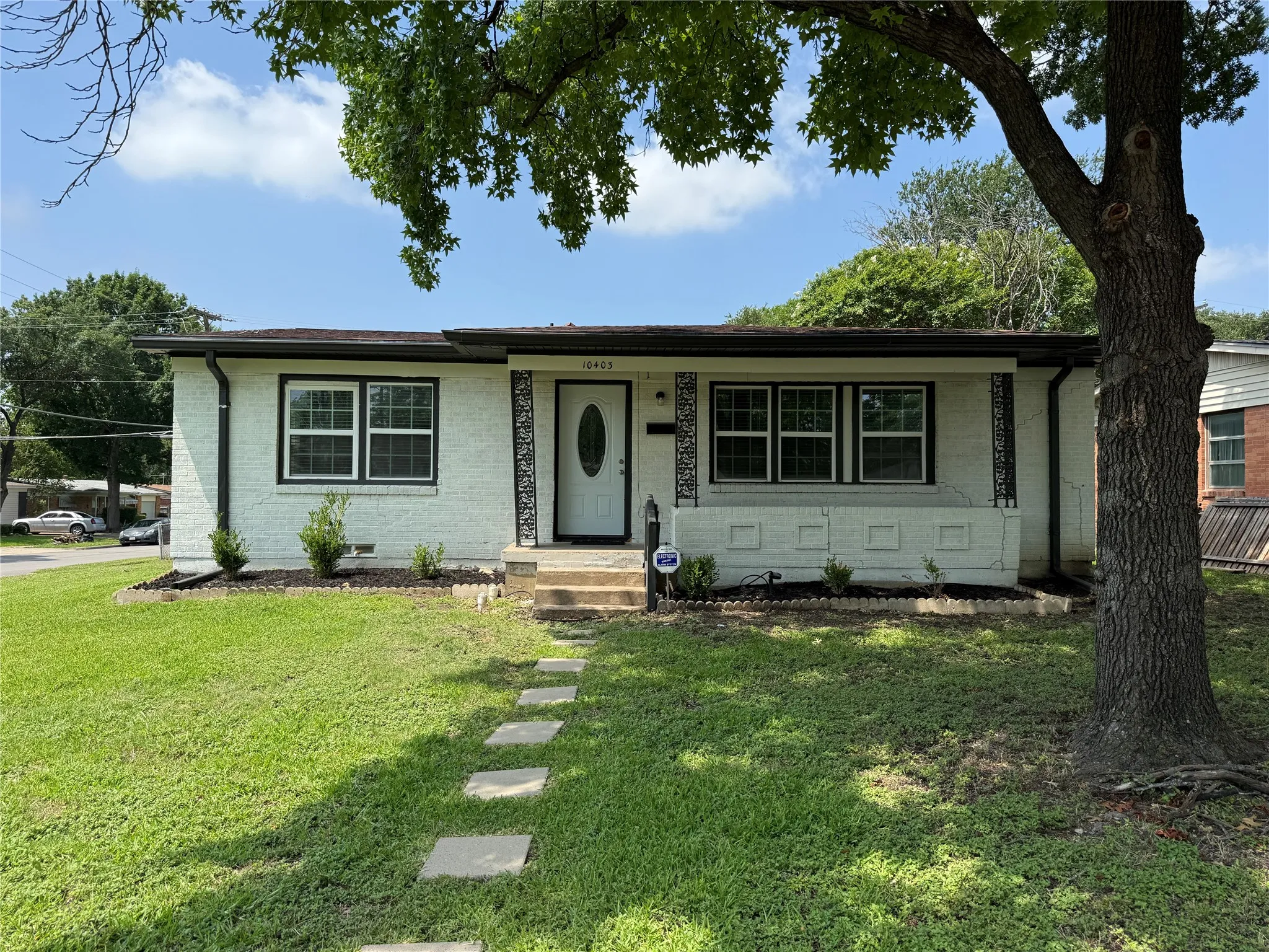 Single Family Residence For Rent in Dallas County , 10403 Sandra Lynn Drive, Dallas, Texas 75228, 3 Bedroom, 2 Bathroom, Garage spaces, 1,492 Sqft, built in 1955, mls#21312596, Real Estate Agent in Dallas, Homes For Rent in Dallas county, Homes For Rent in Dallas, Realtor in Dallas Texas, Real Estate Brokerage Independent Realty Texas, Luminita Cordes Realtor