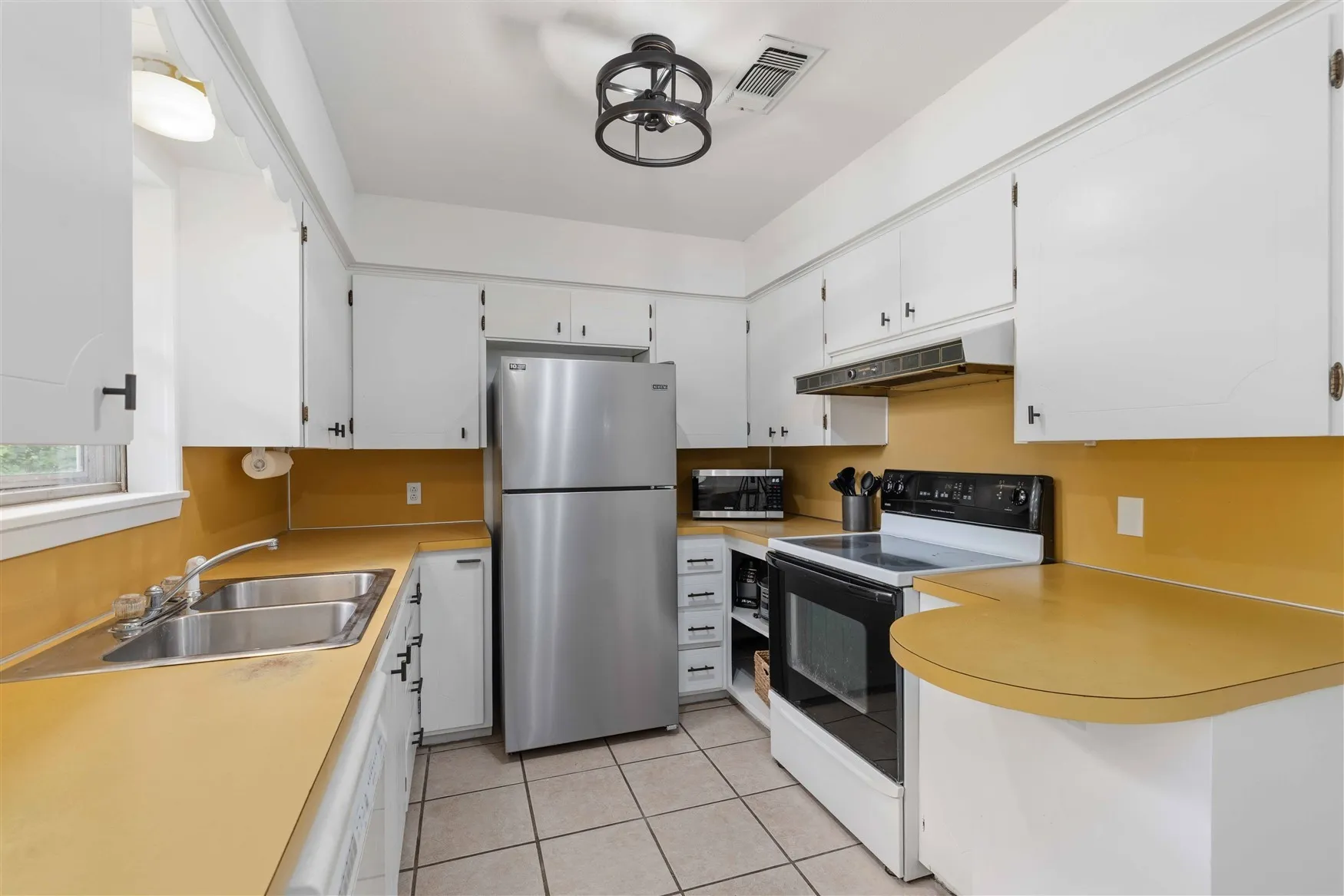 Single Family Residence For Sale in Brown County , 2403 Monticello Street, Brownwood, Texas 76801, 3 Bedroom, 2 Bathroom, 2 Garage spaces, 1,485 Sqft, built in 1972, mls#21312566, Real Estate Agent in Brownwood, Homes For Sale in Brown county, Homes For Sale in Brownwood, Realtor in Brownwood Texas, Real Estate Brokerage Independent Realty Texas, Luminita Cordes Realtor