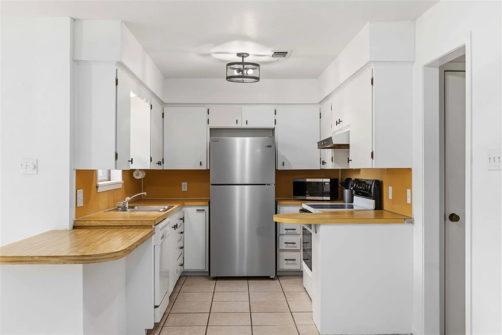 Single Family Residence For Sale in Brown County , 2403 Monticello Street, Brownwood, Texas 76801, 3 Bedroom, 2 Bathroom, 2 Garage spaces, 1,485 Sqft, built in 1972, mls#21312566, Real Estate Agent in Brownwood, Homes For Sale in Brown county, Homes For Sale in Brownwood, Realtor in Brownwood Texas, Real Estate Brokerage Independent Realty Texas, Luminita Cordes Realtor