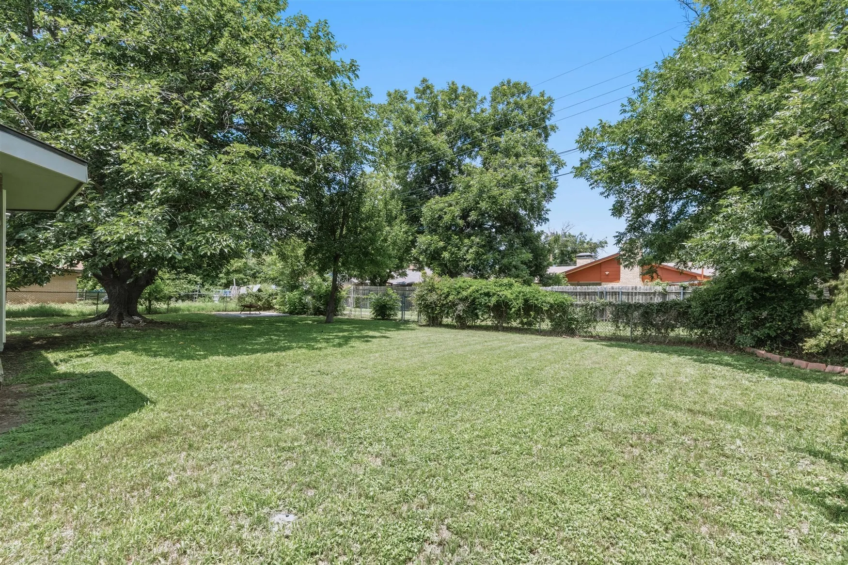 Single Family Residence For Sale in Brown County , 2403 Monticello Street, Brownwood, Texas 76801, 3 Bedroom, 2 Bathroom, 2 Garage spaces, 1,485 Sqft, built in 1972, mls#21312566, Real Estate Agent in Brownwood, Homes For Sale in Brown county, Homes For Sale in Brownwood, Realtor in Brownwood Texas, Real Estate Brokerage Independent Realty Texas, Luminita Cordes Realtor