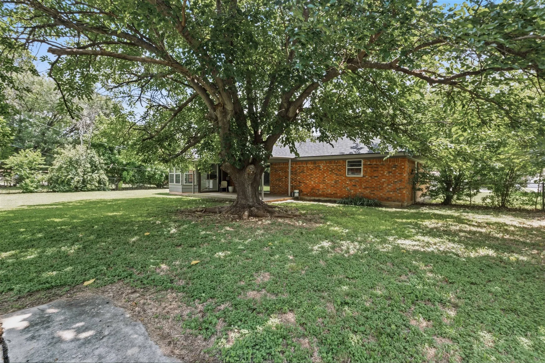 Single Family Residence For Sale in Brown County , 2403 Monticello Street, Brownwood, Texas 76801, 3 Bedroom, 2 Bathroom, 2 Garage spaces, 1,485 Sqft, built in 1972, mls#21312566, Real Estate Agent in Brownwood, Homes For Sale in Brown county, Homes For Sale in Brownwood, Realtor in Brownwood Texas, Real Estate Brokerage Independent Realty Texas, Luminita Cordes Realtor