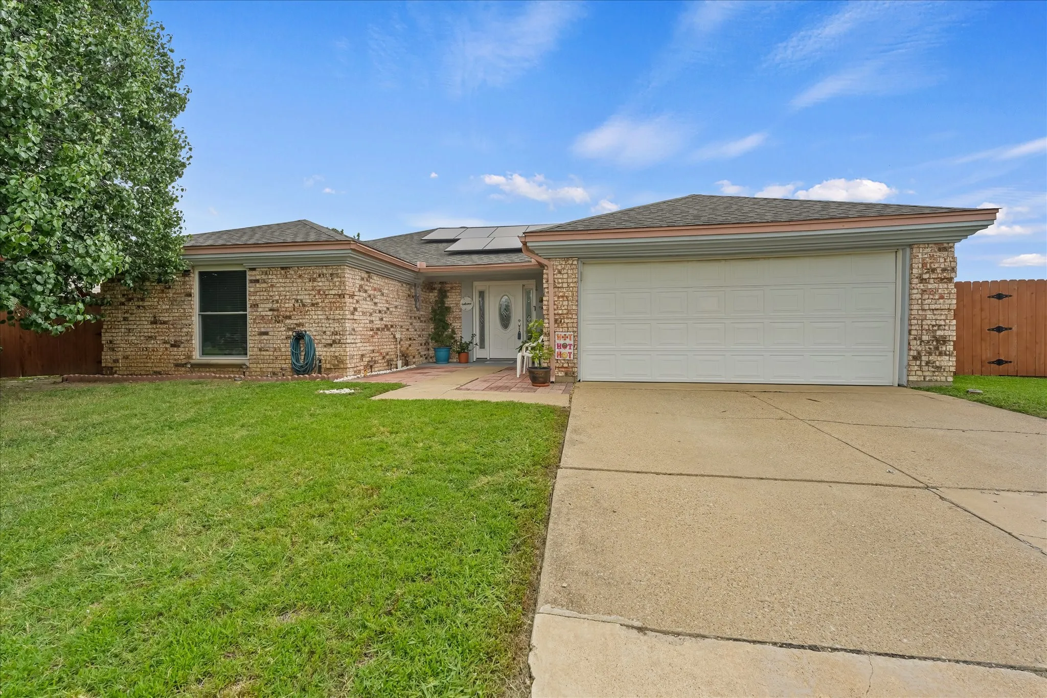 Single Family Residence For Sale in Dallas County , 3030 Meadow Creek Court, Grand Prairie, Texas 75052, 3 Bedroom, 2 Bathroom, 2 Garage spaces, 1,451 Sqft, built in 1983, mls#21312614, Real Estate Agent in Grand Prairie, Homes For Sale in Dallas county, Homes For Sale in Grand Prairie, Realtor in Grand Prairie Texas, Real Estate Brokerage Independent Realty Texas, Luminita Cordes Realtor