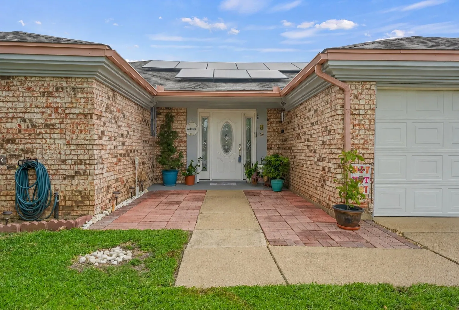 Single Family Residence For Sale in Dallas County , 3030 Meadow Creek Court, Grand Prairie, Texas 75052, 3 Bedroom, 2 Bathroom, 2 Garage spaces, 1,451 Sqft, built in 1983, mls#21312614, Real Estate Agent in Grand Prairie, Homes For Sale in Dallas county, Homes For Sale in Grand Prairie, Realtor in Grand Prairie Texas, Real Estate Brokerage Independent Realty Texas, Luminita Cordes Realtor