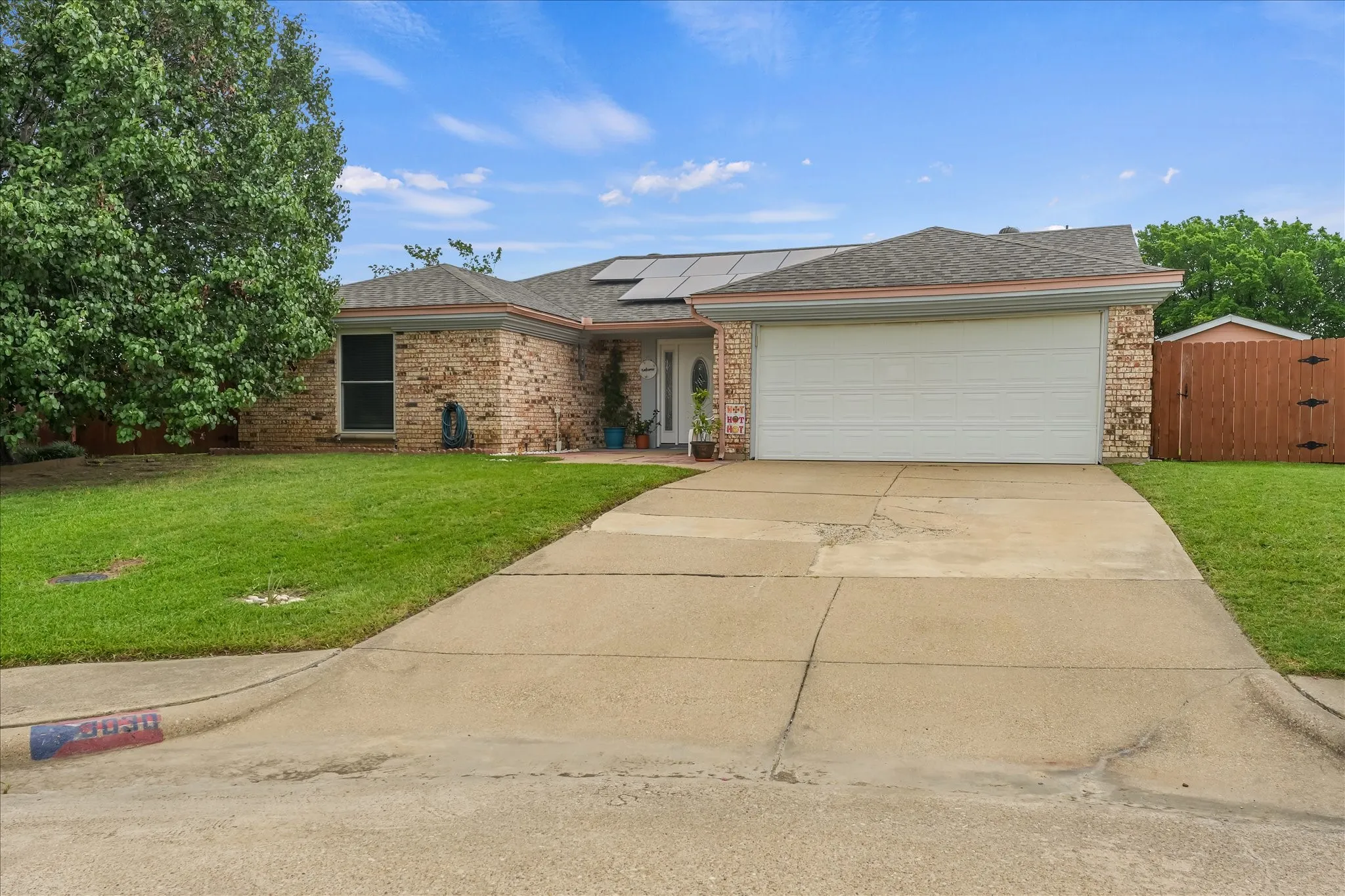 Single Family Residence For Sale in Dallas County , 3030 Meadow Creek Court, Grand Prairie, Texas 75052, 3 Bedroom, 2 Bathroom, 2 Garage spaces, 1,451 Sqft, built in 1983, mls#21312614, Real Estate Agent in Grand Prairie, Homes For Sale in Dallas county, Homes For Sale in Grand Prairie, Realtor in Grand Prairie Texas, Real Estate Brokerage Independent Realty Texas, Luminita Cordes Realtor