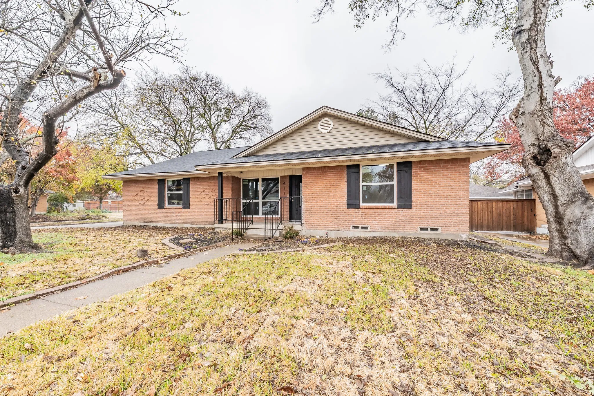 Single Family Residence For Sale in Dallas County , 4518 Live Oak Drive, Mesquite, Texas 75150, 3 Bedroom, 2 Bathroom, 2 Garage spaces, 1,732 Sqft, built in 1961, mls#21312504, Real Estate Agent in Mesquite, Homes For Sale in Dallas county, Homes For Sale in Mesquite, Realtor in Mesquite Texas, Real Estate Brokerage Independent Realty Texas, Luminita Cordes Realtor