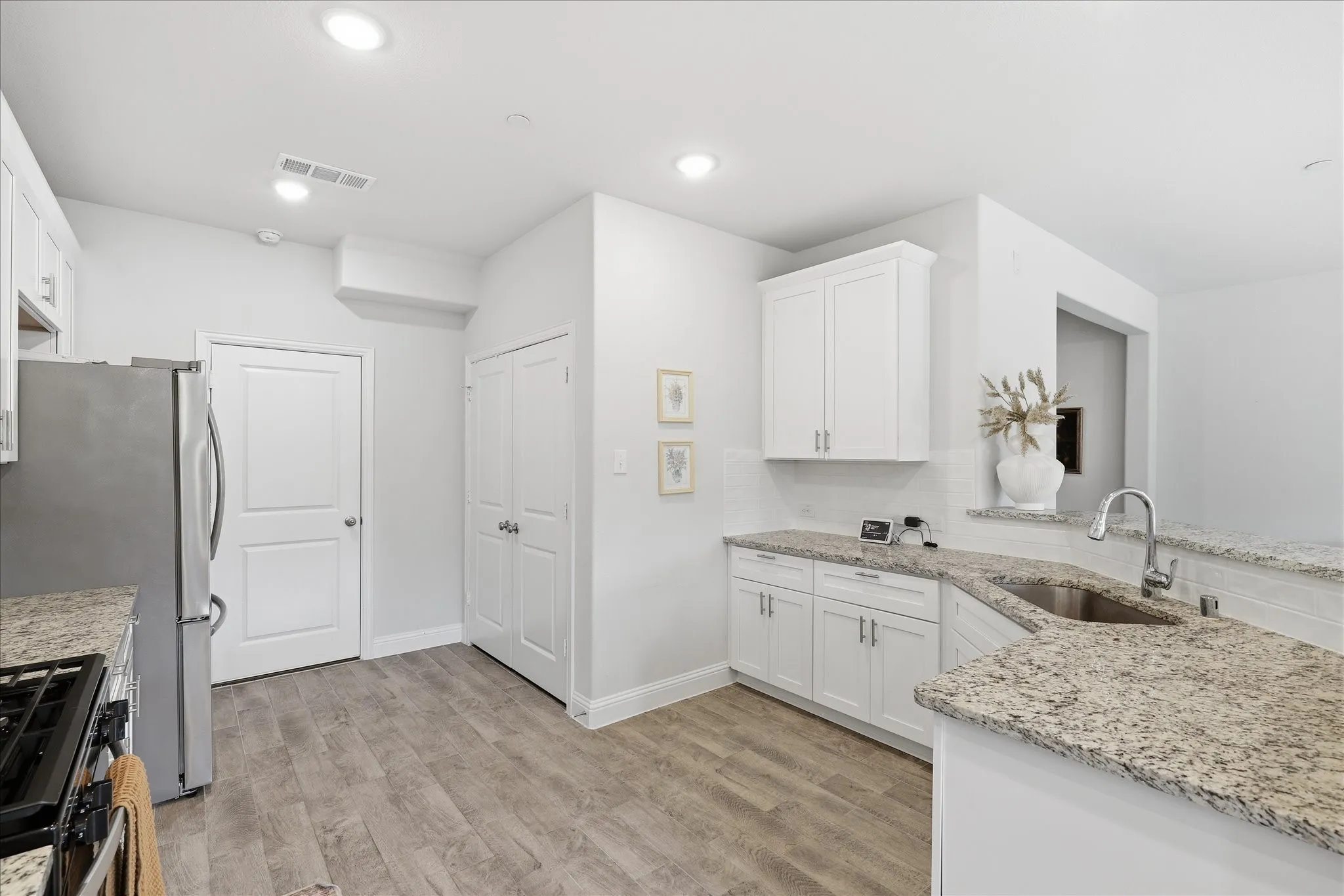 Townhouse For Sale in Denton County , 600 Hutchinson Lane, Lewisville, Texas 75077, 3 Bedroom, 3 Bathroom, 2 Garage spaces, 1,936 Sqft, built in 2022, mls#21310829, Real Estate Agent in Lewisville, Homes For Sale in Denton county, Homes For Sale in Lewisville, Realtor in Lewisville Texas, Real Estate Brokerage Independent Realty Texas, Luminita Cordes Realtor