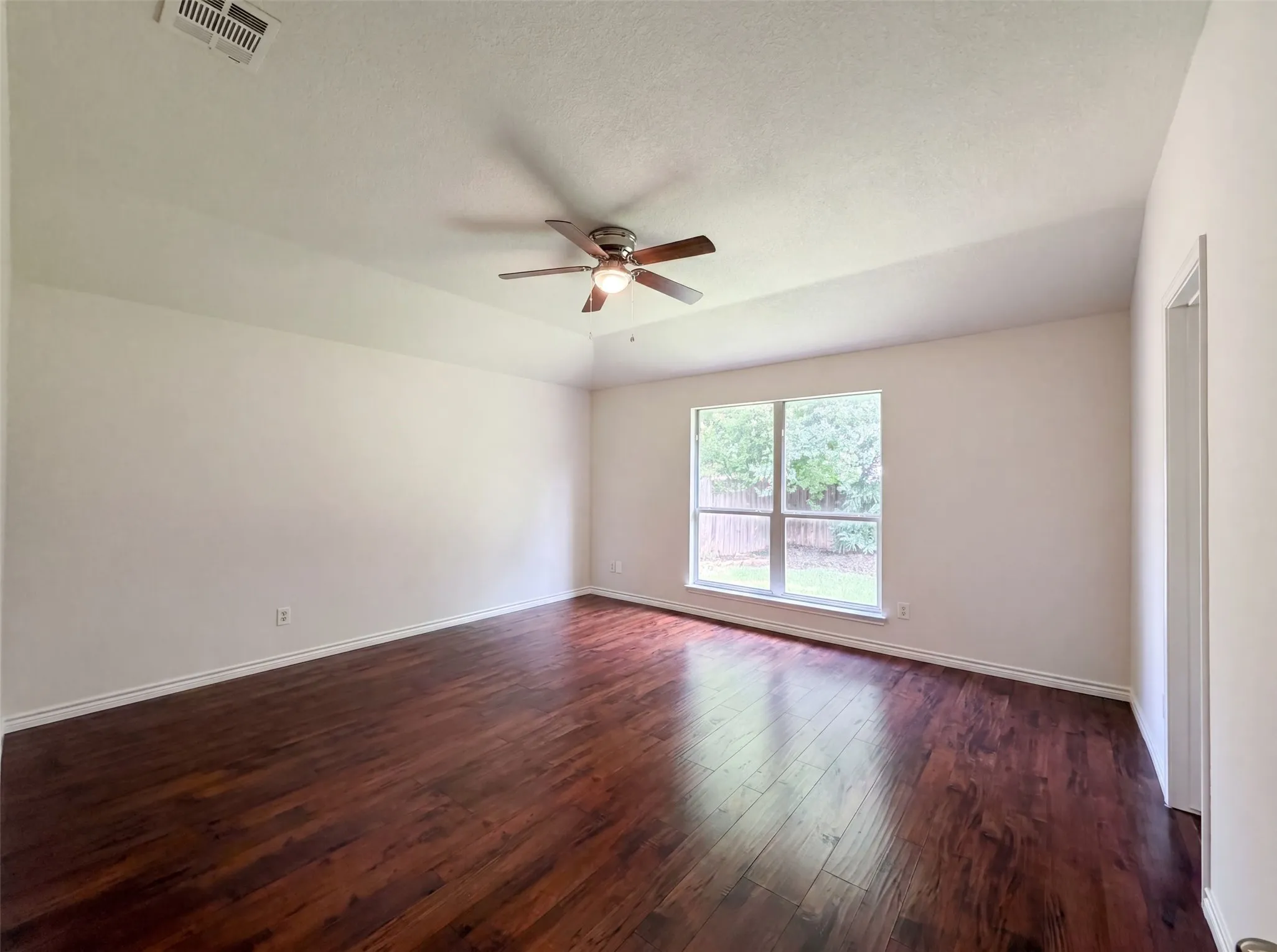 Single Family Residence For Sale in Collin County , 2324 Glenhaven Drive, Mc Kinney, Texas 75071, 3 Bedroom, 2 Bathroom, 2 Garage spaces, 1,728 Sqft, built in 2002, mls#21312666, Real Estate Agent in Mc Kinney, Homes For Sale in Collin county, Homes For Sale in Mc Kinney, Realtor in Mc Kinney Texas, Real Estate Brokerage Independent Realty Texas, Luminita Cordes Realtor