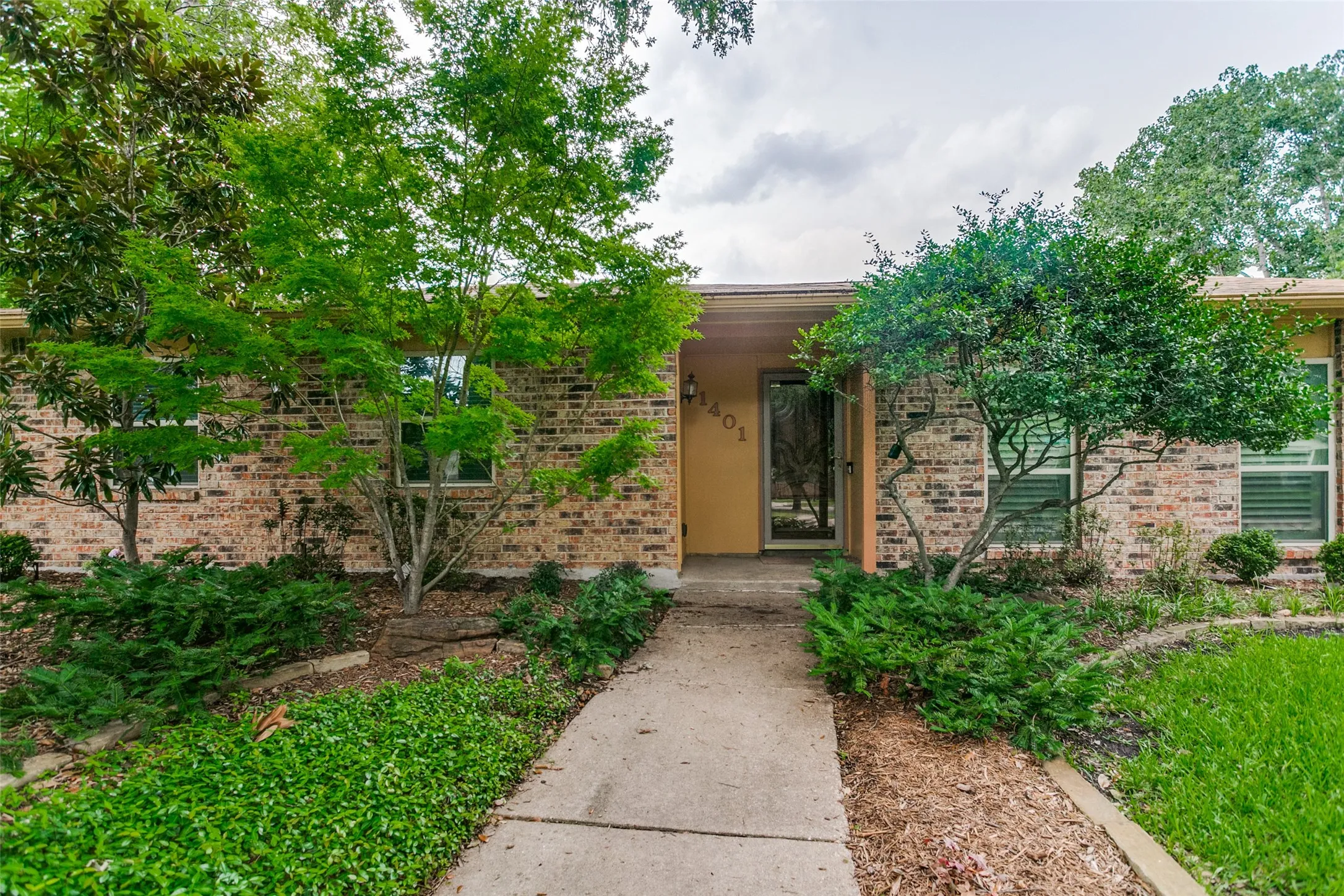 Single Family Residence For Sale in Collin County , 1401 Windy Meadow Drive, Plano, Texas 75023, 4 Bedroom, 2 Bathroom, Garage spaces, 2,550 Sqft, built in 1974, mls#21312241, Real Estate Agent in Plano, Homes For Sale in Collin county, Homes For Sale in Plano, Realtor in Plano Texas, Real Estate Brokerage Independent Realty Texas, Luminita Cordes Realtor
