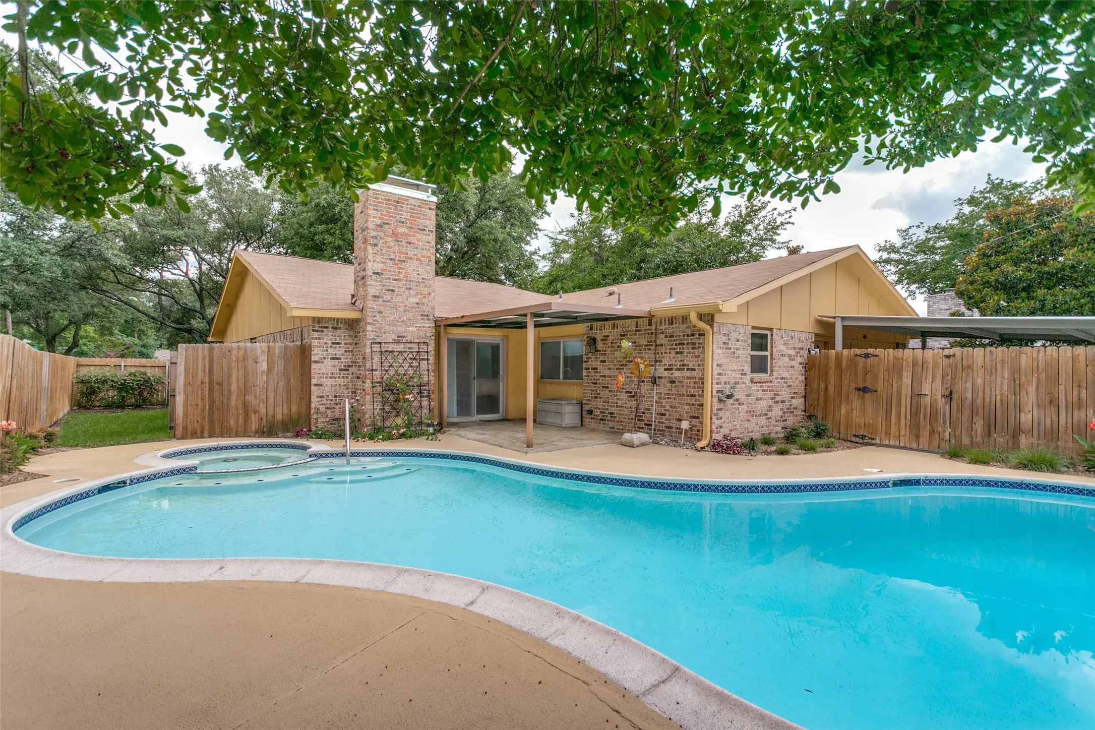 Single Family Residence For Sale in Collin County , 1401 Windy Meadow Drive, Plano, Texas 75023, 4 Bedroom, 2 Bathroom, Garage spaces, 2,550 Sqft, built in 1974, mls#21312241, Real Estate Agent in Plano, Homes For Sale in Collin county, Homes For Sale in Plano, Realtor in Plano Texas, Real Estate Brokerage Independent Realty Texas, Luminita Cordes Realtor