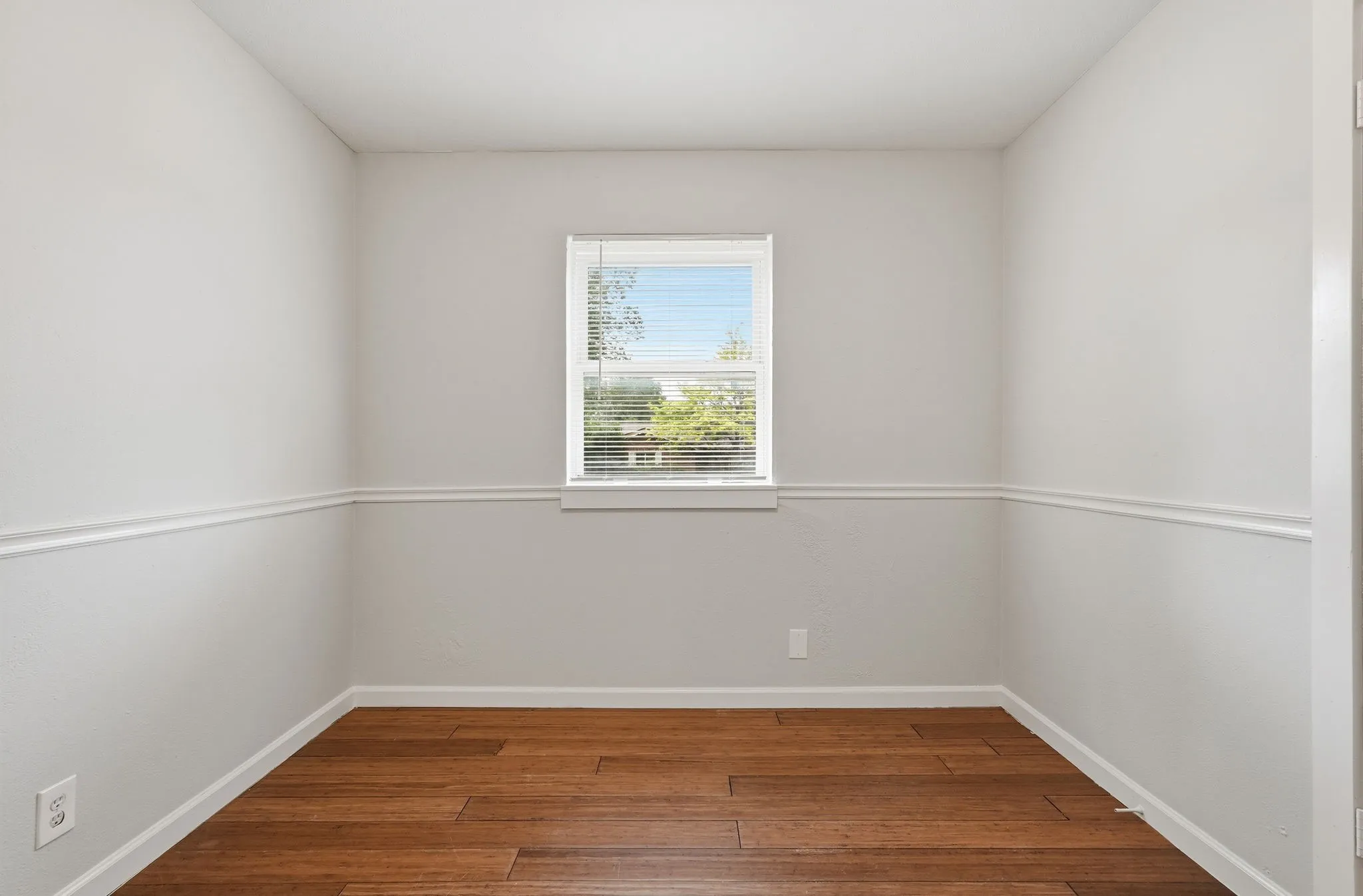 Single Family Residence For Sale in Tarrant County , 760 Oakwood Avenue, Hurst, Texas 76053, 5 Bedroom, 2 Bathroom, Garage spaces, 1,592 Sqft, built in 1961, mls#21310571, Real Estate Agent in Hurst, Homes For Sale in Tarrant county, Homes For Sale in Hurst, Realtor in Hurst Texas, Real Estate Brokerage Independent Realty Texas, Luminita Cordes Realtor
