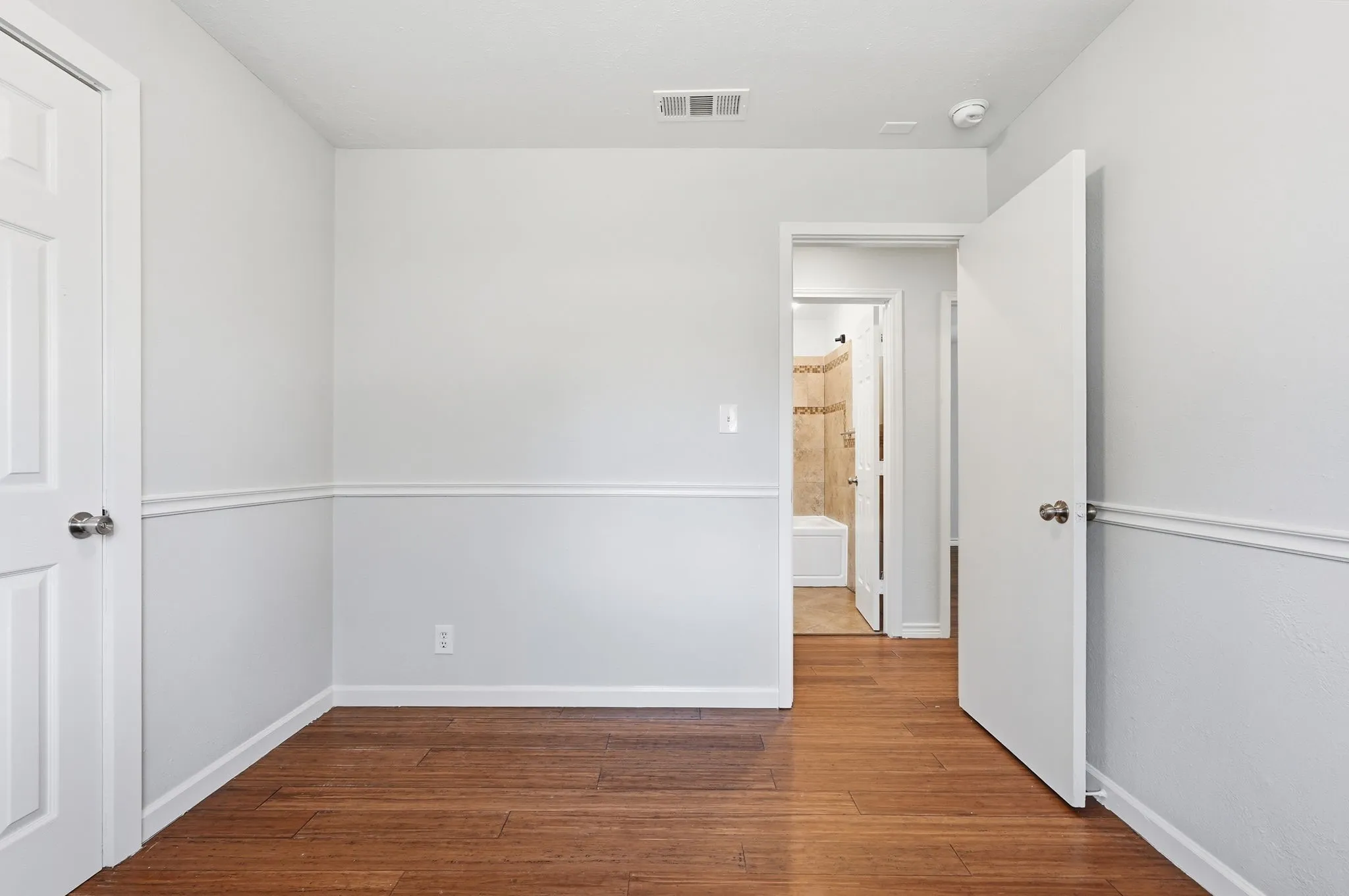 Single Family Residence For Sale in Tarrant County , 760 Oakwood Avenue, Hurst, Texas 76053, 5 Bedroom, 2 Bathroom, Garage spaces, 1,592 Sqft, built in 1961, mls#21310571, Real Estate Agent in Hurst, Homes For Sale in Tarrant county, Homes For Sale in Hurst, Realtor in Hurst Texas, Real Estate Brokerage Independent Realty Texas, Luminita Cordes Realtor