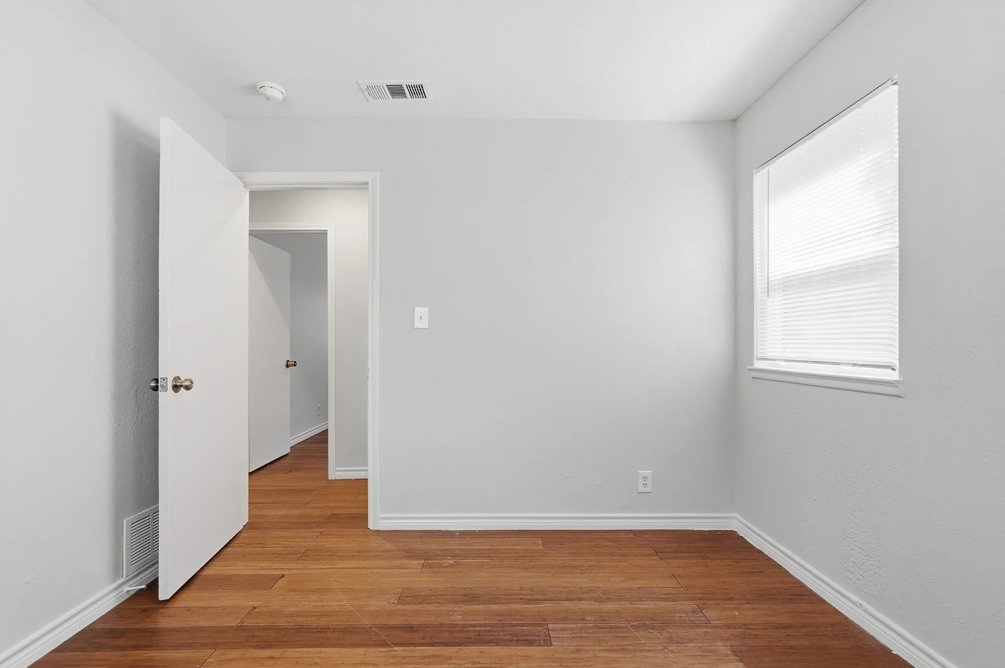 Single Family Residence For Sale in Tarrant County , 760 Oakwood Avenue, Hurst, Texas 76053, 5 Bedroom, 2 Bathroom, Garage spaces, 1,592 Sqft, built in 1961, mls#21310571, Real Estate Agent in Hurst, Homes For Sale in Tarrant county, Homes For Sale in Hurst, Realtor in Hurst Texas, Real Estate Brokerage Independent Realty Texas, Luminita Cordes Realtor