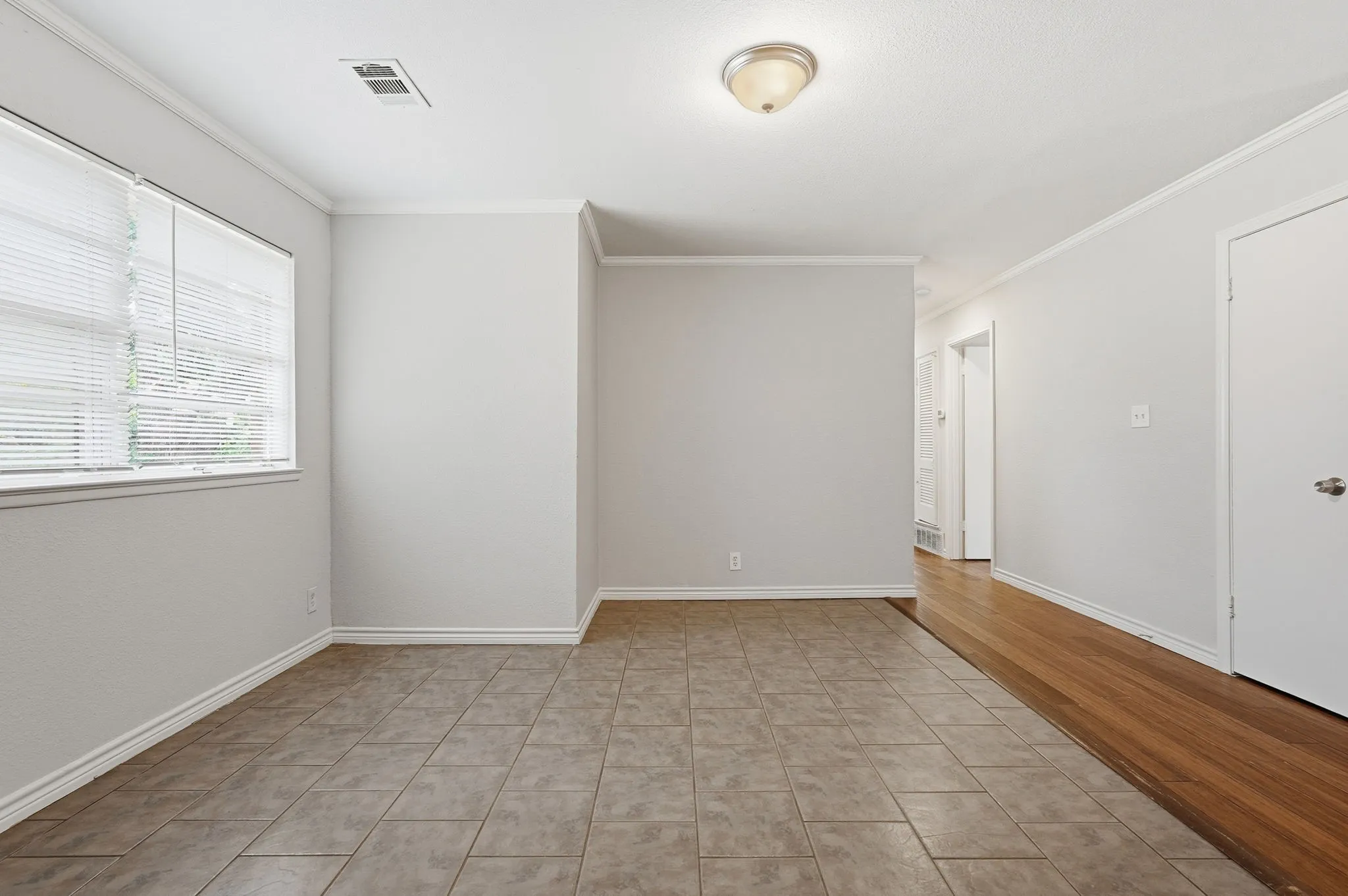 Single Family Residence For Sale in Tarrant County , 760 Oakwood Avenue, Hurst, Texas 76053, 5 Bedroom, 2 Bathroom, Garage spaces, 1,592 Sqft, built in 1961, mls#21310571, Real Estate Agent in Hurst, Homes For Sale in Tarrant county, Homes For Sale in Hurst, Realtor in Hurst Texas, Real Estate Brokerage Independent Realty Texas, Luminita Cordes Realtor