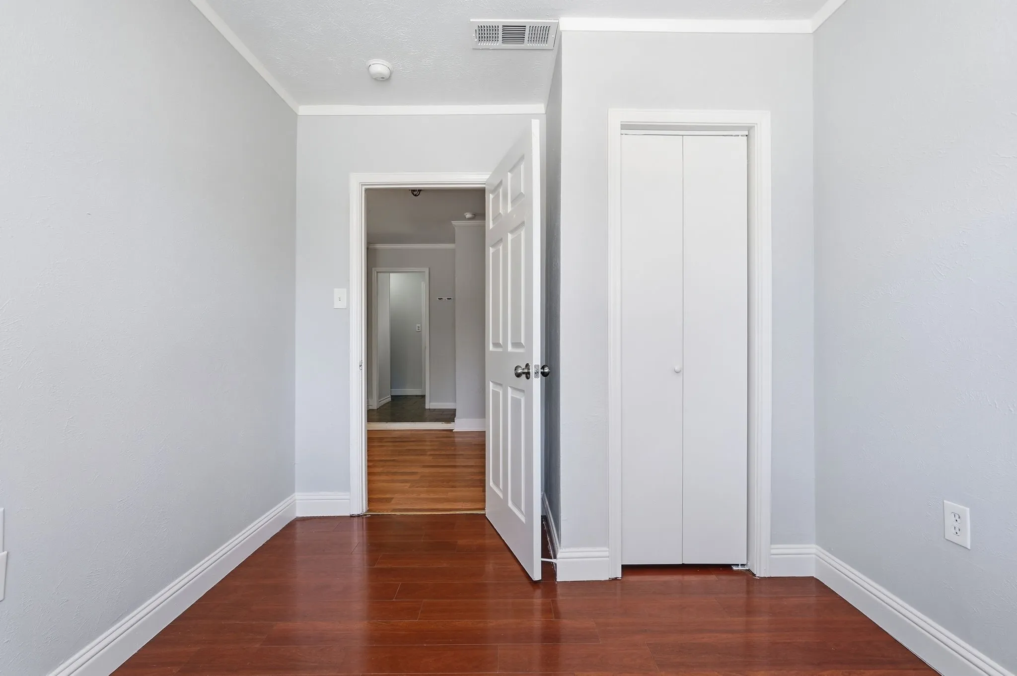Single Family Residence For Sale in Tarrant County , 760 Oakwood Avenue, Hurst, Texas 76053, 5 Bedroom, 2 Bathroom, Garage spaces, 1,592 Sqft, built in 1961, mls#21310571, Real Estate Agent in Hurst, Homes For Sale in Tarrant county, Homes For Sale in Hurst, Realtor in Hurst Texas, Real Estate Brokerage Independent Realty Texas, Luminita Cordes Realtor