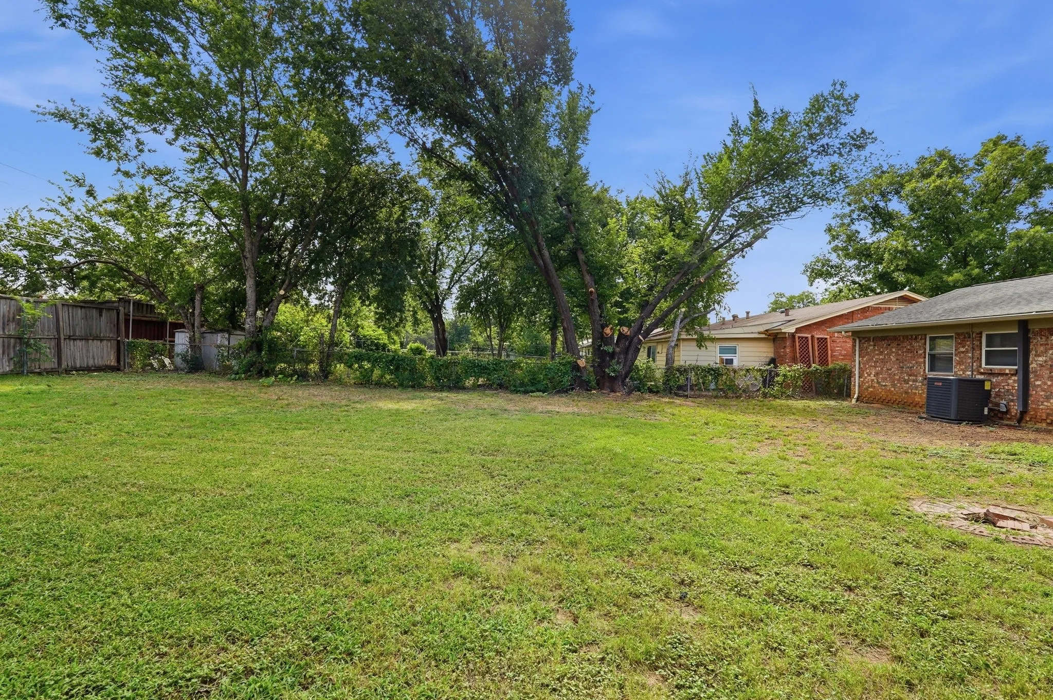 Single Family Residence For Sale in Tarrant County , 760 Oakwood Avenue, Hurst, Texas 76053, 5 Bedroom, 2 Bathroom, Garage spaces, 1,592 Sqft, built in 1961, mls#21310571, Real Estate Agent in Hurst, Homes For Sale in Tarrant county, Homes For Sale in Hurst, Realtor in Hurst Texas, Real Estate Brokerage Independent Realty Texas, Luminita Cordes Realtor