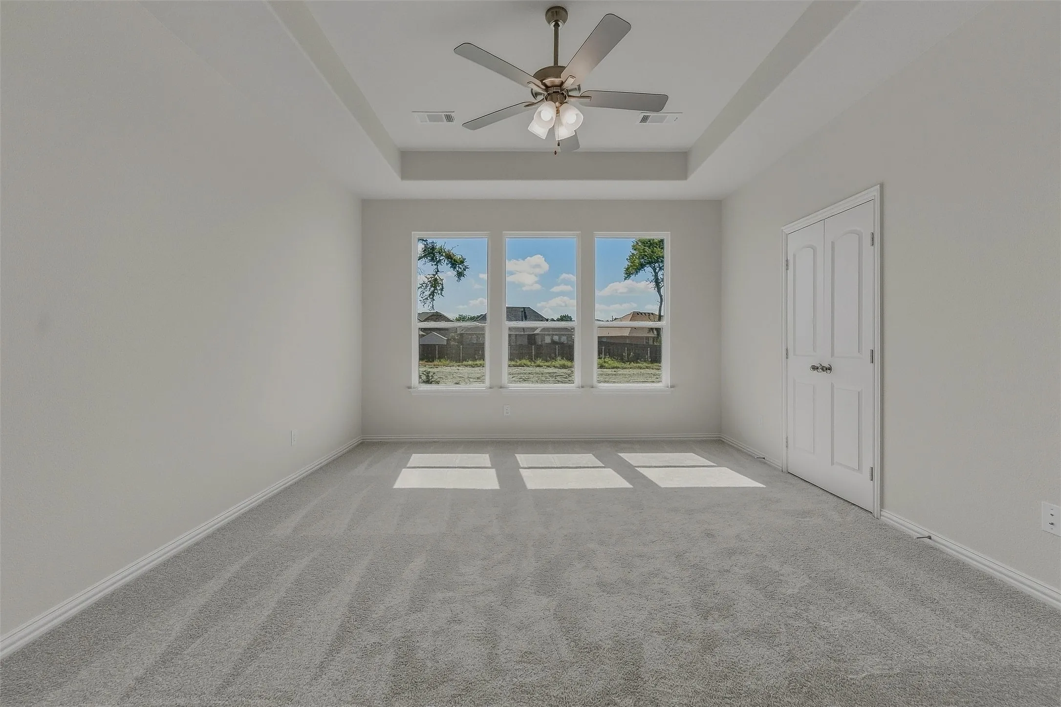 Tray ceiling with a ceiling fan light fixture