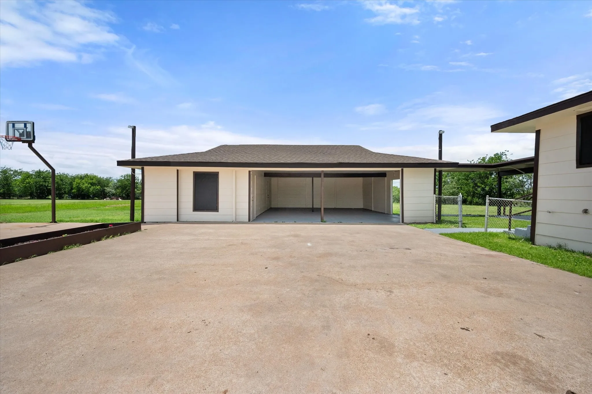 Single Family Residence For Sale in Navarro County , 5835 County Road 2091, Corsicana, Texas 75110, 5 Bedroom, 3 Bathroom, Garage spaces, 2,679 Sqft, built in 1979, mls#21301242, Real Estate Agent in Corsicana, Homes For Sale in Navarro county, Homes For Sale in Corsicana, Realtor in Corsicana Texas, Real Estate Brokerage Independent Realty Texas, Luminita Cordes Realtor