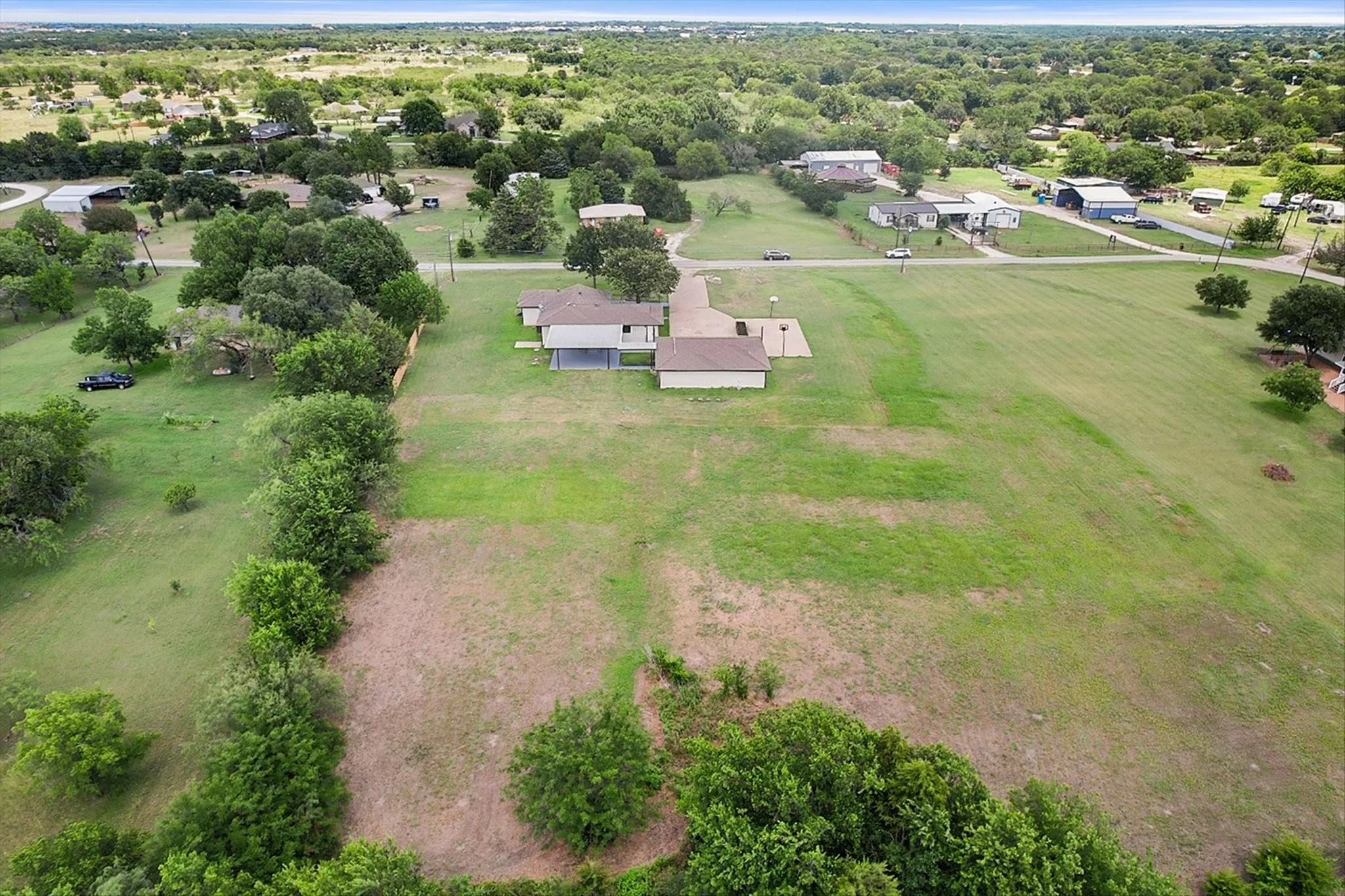 Single Family Residence For Sale in Navarro County , 5835 County Road 2091, Corsicana, Texas 75110, 5 Bedroom, 3 Bathroom, Garage spaces, 2,679 Sqft, built in 1979, mls#21301242, Real Estate Agent in Corsicana, Homes For Sale in Navarro county, Homes For Sale in Corsicana, Realtor in Corsicana Texas, Real Estate Brokerage Independent Realty Texas, Luminita Cordes Realtor
