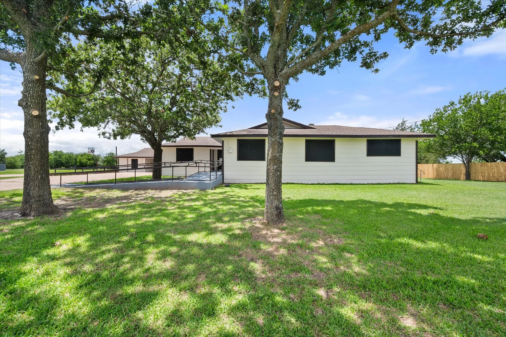 Single Family Residence For Sale in Navarro County , 5835 County Road 2091, Corsicana, Texas 75110, 5 Bedroom, 3 Bathroom, Garage spaces, 2,679 Sqft, built in 1979, mls#21301242, Real Estate Agent in Corsicana, Homes For Sale in Navarro county, Homes For Sale in Corsicana, Realtor in Corsicana Texas, Real Estate Brokerage Independent Realty Texas, Luminita Cordes Realtor