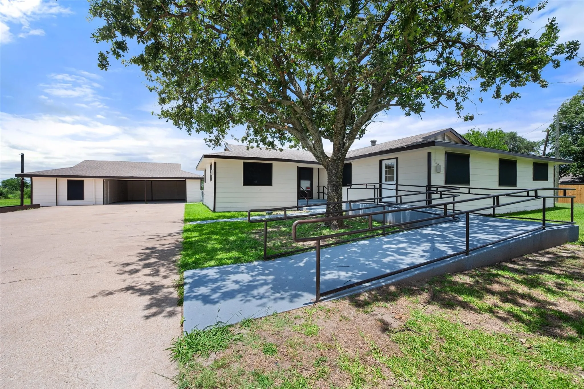 Single Family Residence For Sale in Navarro County , 5835 County Road 2091, Corsicana, Texas 75110, 5 Bedroom, 3 Bathroom, Garage spaces, 2,679 Sqft, built in 1979, mls#21301242, Real Estate Agent in Corsicana, Homes For Sale in Navarro county, Homes For Sale in Corsicana, Realtor in Corsicana Texas, Real Estate Brokerage Independent Realty Texas, Luminita Cordes Realtor