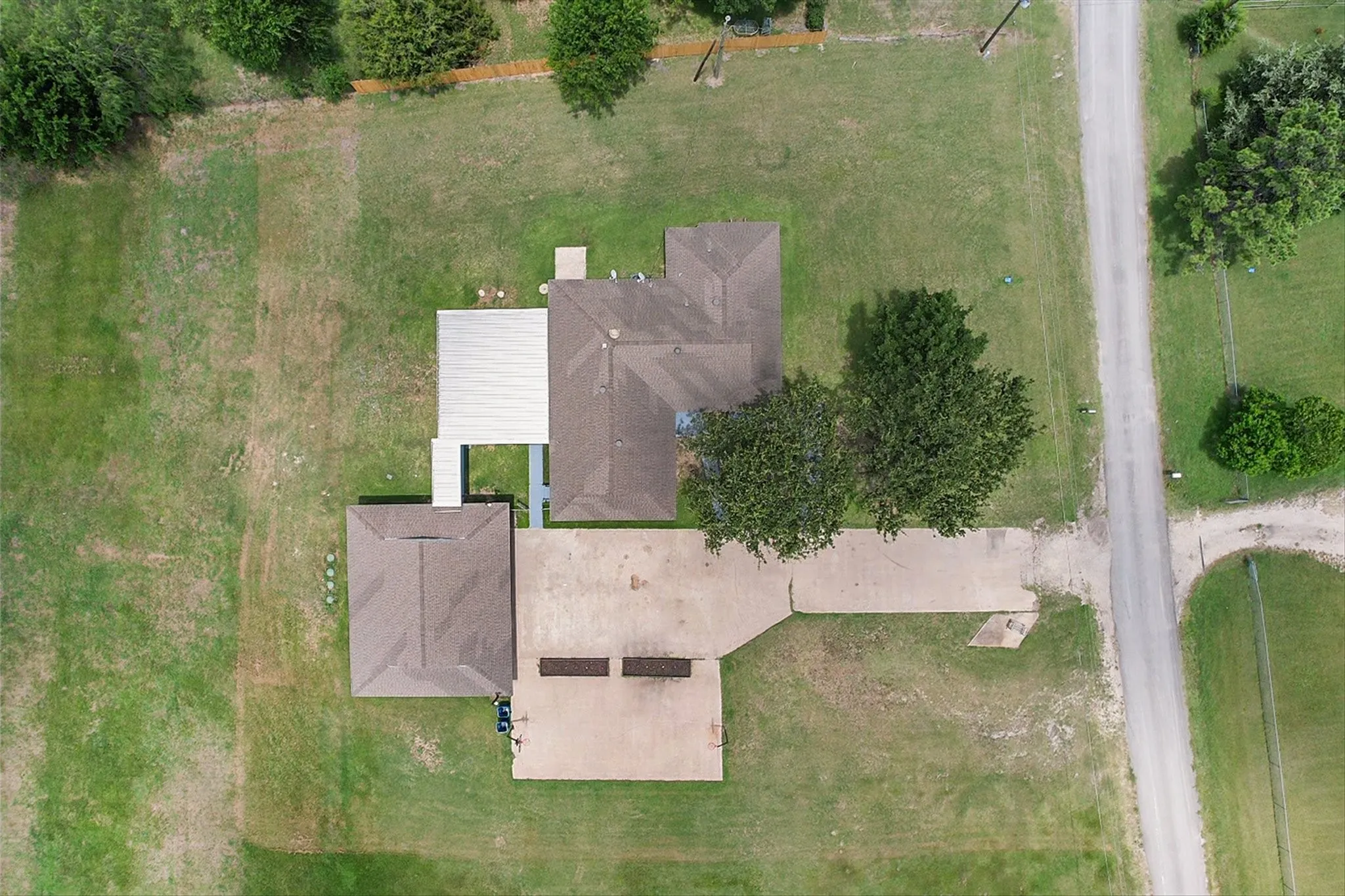 Single Family Residence For Sale in Navarro County , 5835 County Road 2091, Corsicana, Texas 75110, 5 Bedroom, 3 Bathroom, Garage spaces, 2,679 Sqft, built in 1979, mls#21301242, Real Estate Agent in Corsicana, Homes For Sale in Navarro county, Homes For Sale in Corsicana, Realtor in Corsicana Texas, Real Estate Brokerage Independent Realty Texas, Luminita Cordes Realtor