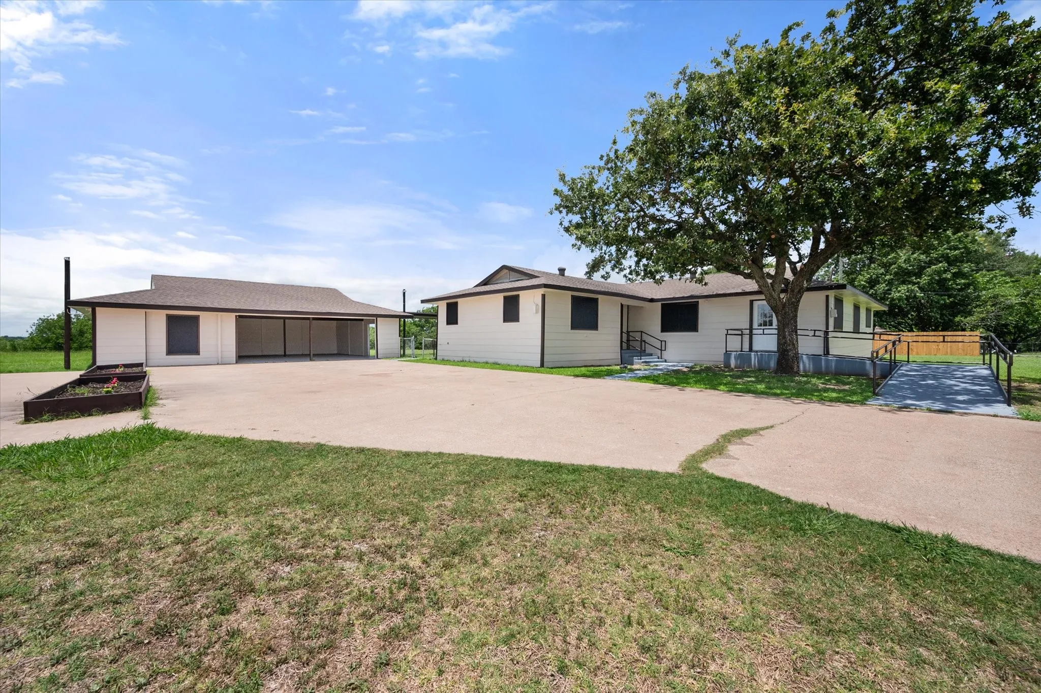 Single Family Residence For Sale in Navarro County , 5835 County Road 2091, Corsicana, Texas 75110, 5 Bedroom, 3 Bathroom, Garage spaces, 2,679 Sqft, built in 1979, mls#21301242, Real Estate Agent in Corsicana, Homes For Sale in Navarro county, Homes For Sale in Corsicana, Realtor in Corsicana Texas, Real Estate Brokerage Independent Realty Texas, Luminita Cordes Realtor