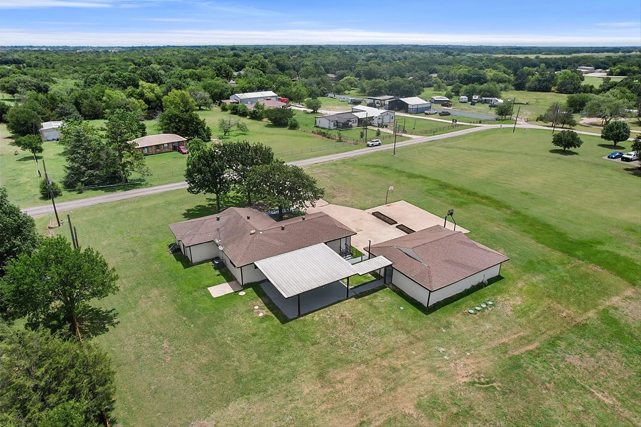 Single Family Residence For Sale in Navarro County , 5835 County Road 2091, Corsicana, Texas 75110, 5 Bedroom, 3 Bathroom, Garage spaces, 2,679 Sqft, built in 1979, mls#21301242, Real Estate Agent in Corsicana, Homes For Sale in Navarro county, Homes For Sale in Corsicana, Realtor in Corsicana Texas, Real Estate Brokerage Independent Realty Texas, Luminita Cordes Realtor