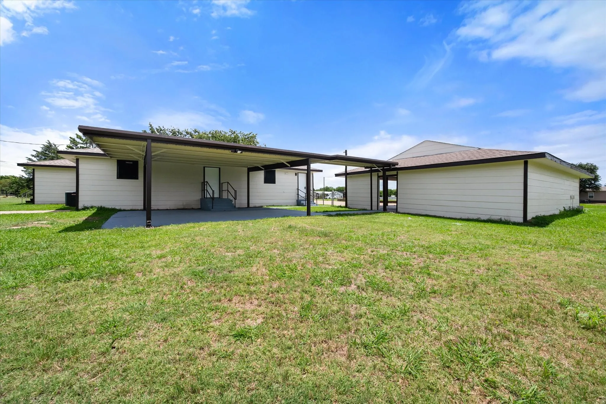 Single Family Residence For Sale in Navarro County , 5835 County Road 2091, Corsicana, Texas 75110, 5 Bedroom, 3 Bathroom, Garage spaces, 2,679 Sqft, built in 1979, mls#21301242, Real Estate Agent in Corsicana, Homes For Sale in Navarro county, Homes For Sale in Corsicana, Realtor in Corsicana Texas, Real Estate Brokerage Independent Realty Texas, Luminita Cordes Realtor