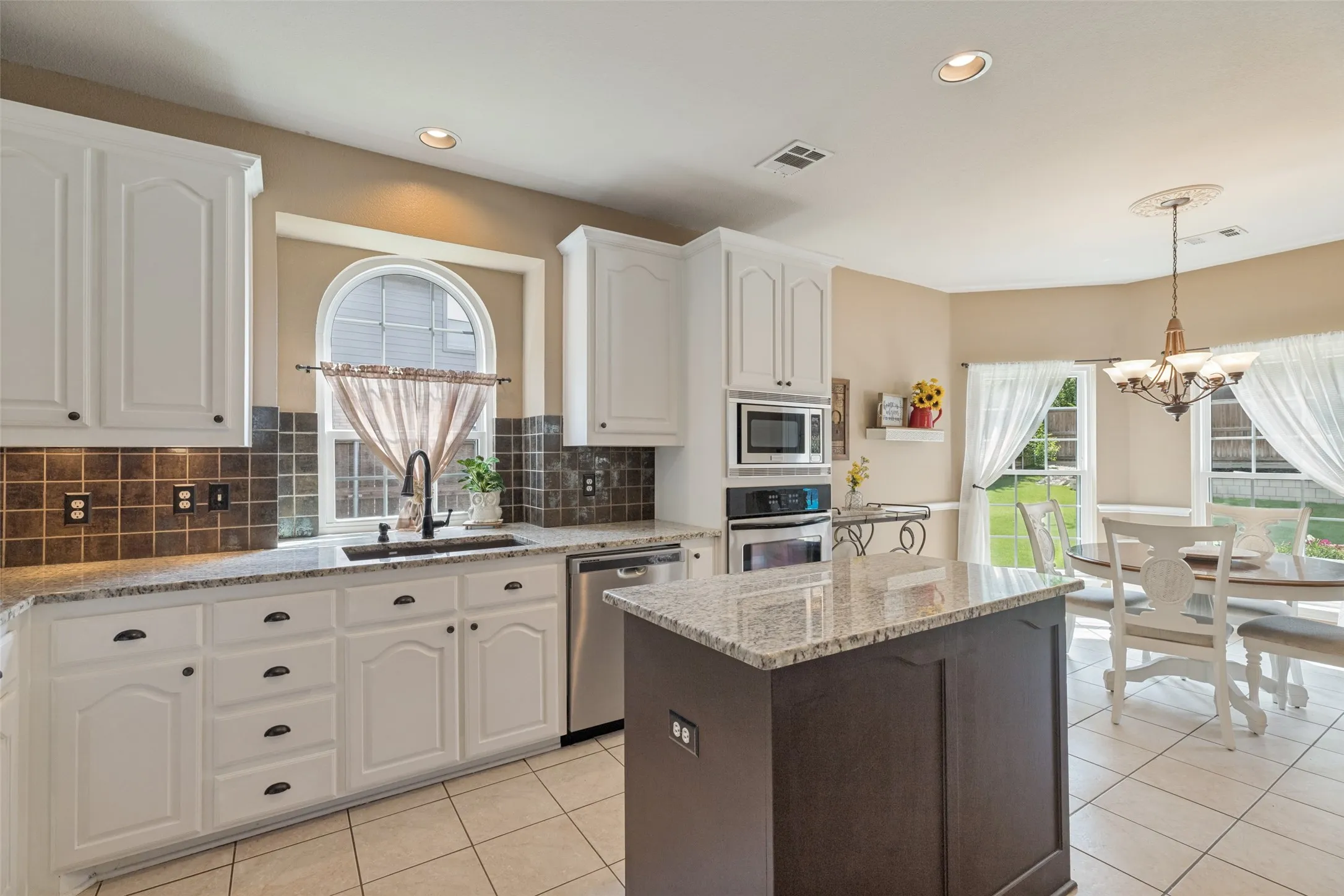 Single Family Residence For Sale in Collin County , 2716 Parkside Lane, Mc Kinney, Texas 75072, 5 Bedroom, 4 Bathroom, 2 Garage spaces, 3,527 Sqft, built in 1999, mls#21312139, Real Estate Agent in Mc Kinney, Homes For Sale in Collin county, Homes For Sale in Mc Kinney, Realtor in Mc Kinney Texas, Real Estate Brokerage Independent Realty Texas, Luminita Cordes Realtor
