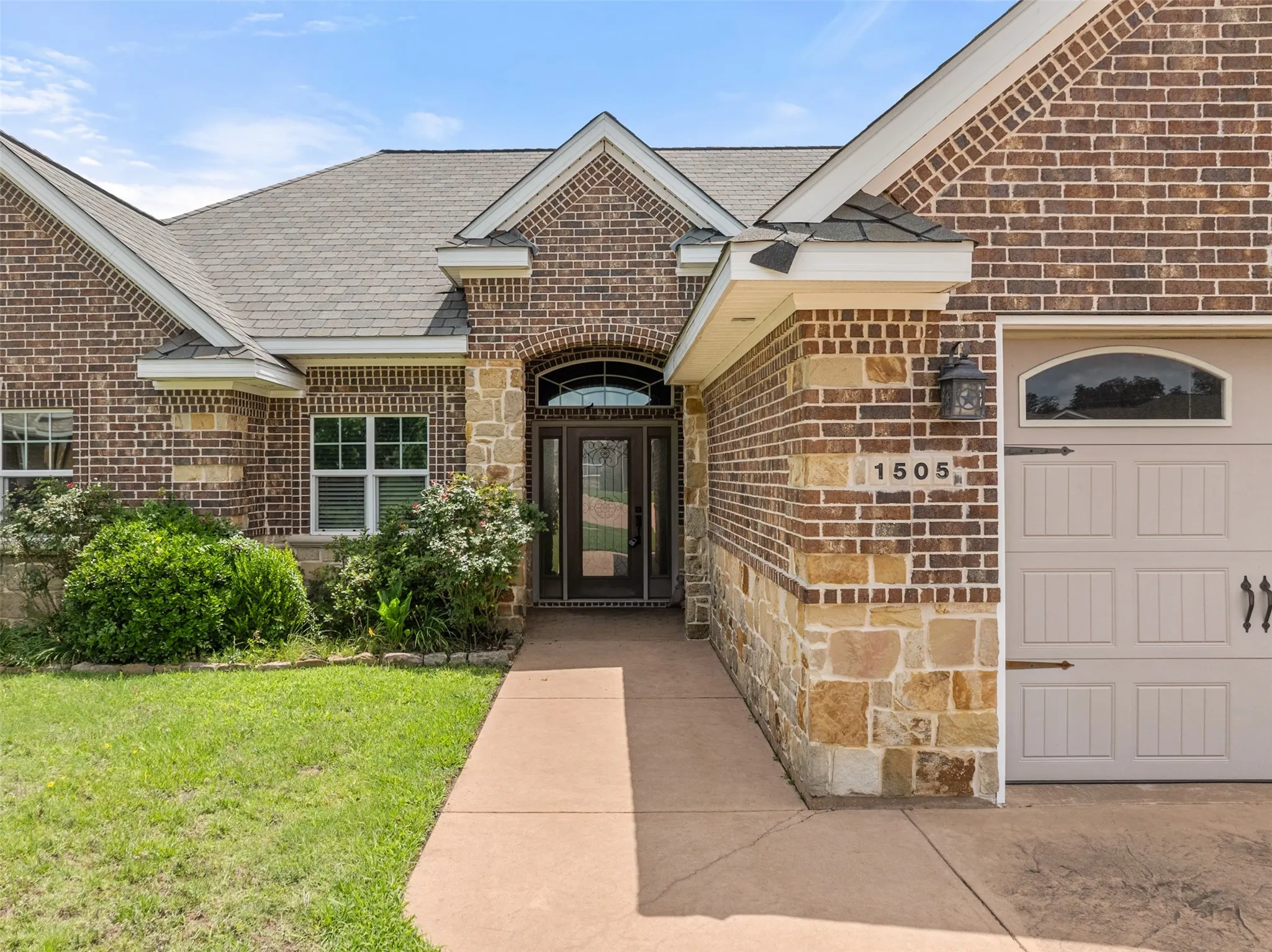 Single Family Residence For Sale in Smith County , 1505 Lucy Circle, Lindale, Texas 75771, 3 Bedroom, 2 Bathroom, 1 Garage spaces, 1,860 Sqft, built in 2012, mls#21312711, Real Estate Agent in Lindale, Homes For Sale in Smith county, Homes For Sale in Lindale, Realtor in Lindale Texas, Real Estate Brokerage Independent Realty Texas, Luminita Cordes Realtor