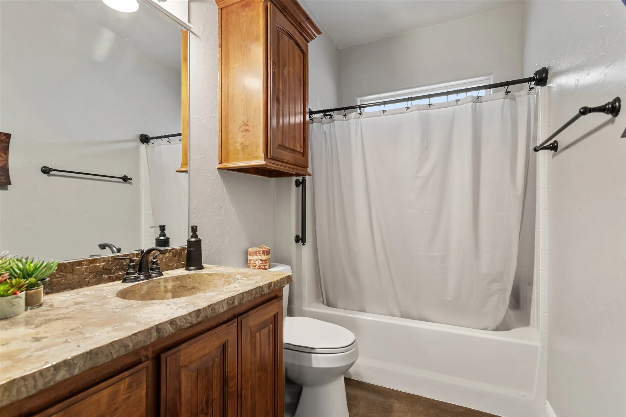 Single Family Residence For Sale in Smith County , 1505 Lucy Circle, Lindale, Texas 75771, 3 Bedroom, 2 Bathroom, 1 Garage spaces, 1,860 Sqft, built in 2012, mls#21312711, Real Estate Agent in Lindale, Homes For Sale in Smith county, Homes For Sale in Lindale, Realtor in Lindale Texas, Real Estate Brokerage Independent Realty Texas, Luminita Cordes Realtor