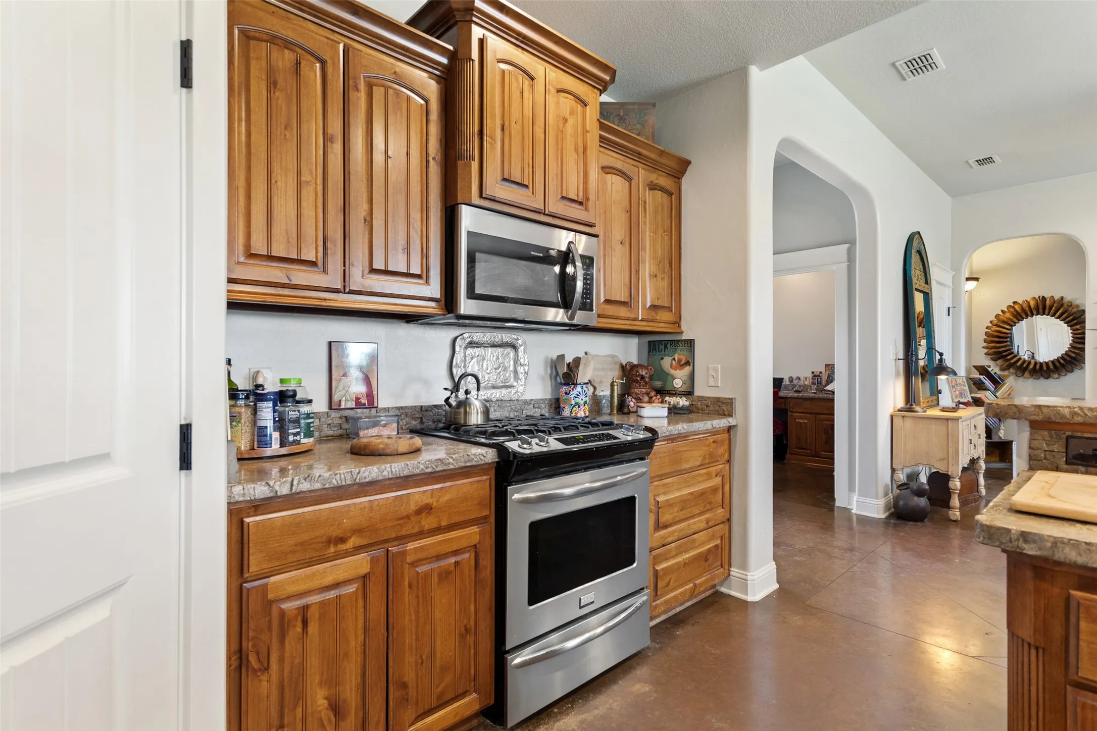 Single Family Residence For Sale in Smith County , 1505 Lucy Circle, Lindale, Texas 75771, 3 Bedroom, 2 Bathroom, 1 Garage spaces, 1,860 Sqft, built in 2012, mls#21312711, Real Estate Agent in Lindale, Homes For Sale in Smith county, Homes For Sale in Lindale, Realtor in Lindale Texas, Real Estate Brokerage Independent Realty Texas, Luminita Cordes Realtor